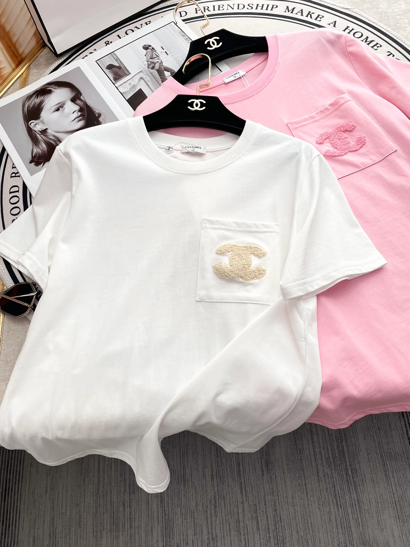 Футболка Chanel 2403 с 3D-логотипом, с короткими рукавами, белая.