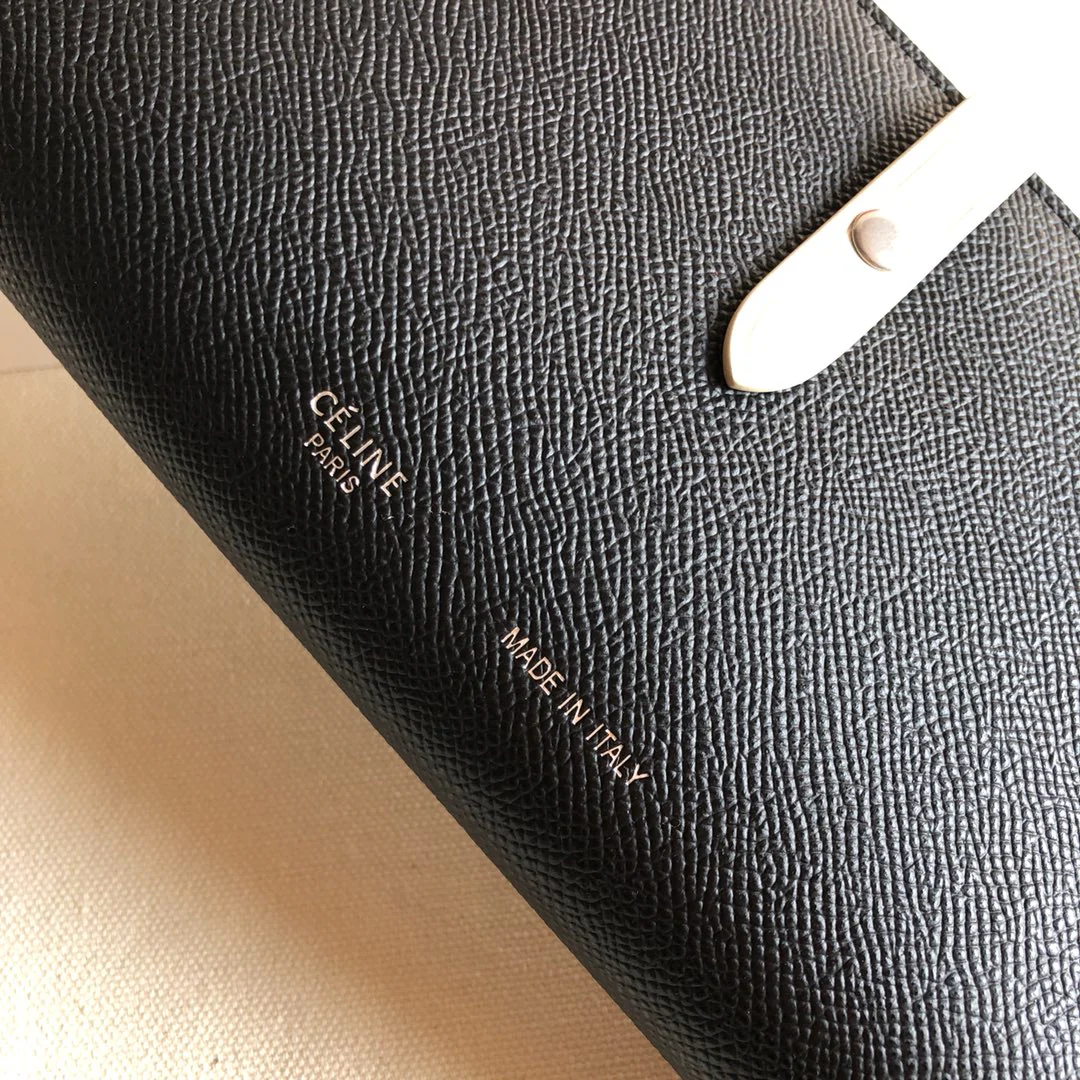 Длинный кошелек Celine — черный и кремовый — с принтом в виде пальм.