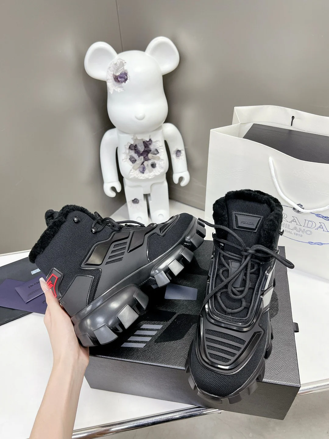 Новинка весны 2022 года от Prada - повседневные туфли на высокой платформе - черные.