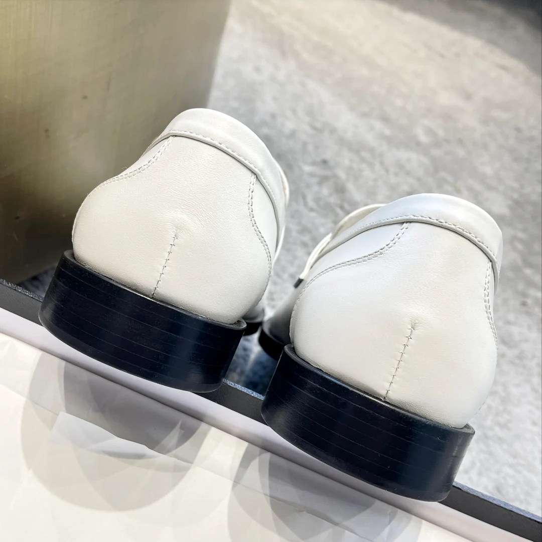 Новинка сезона весна/лето 2023 от Chanel - лоферы из серии Goddess - белые.