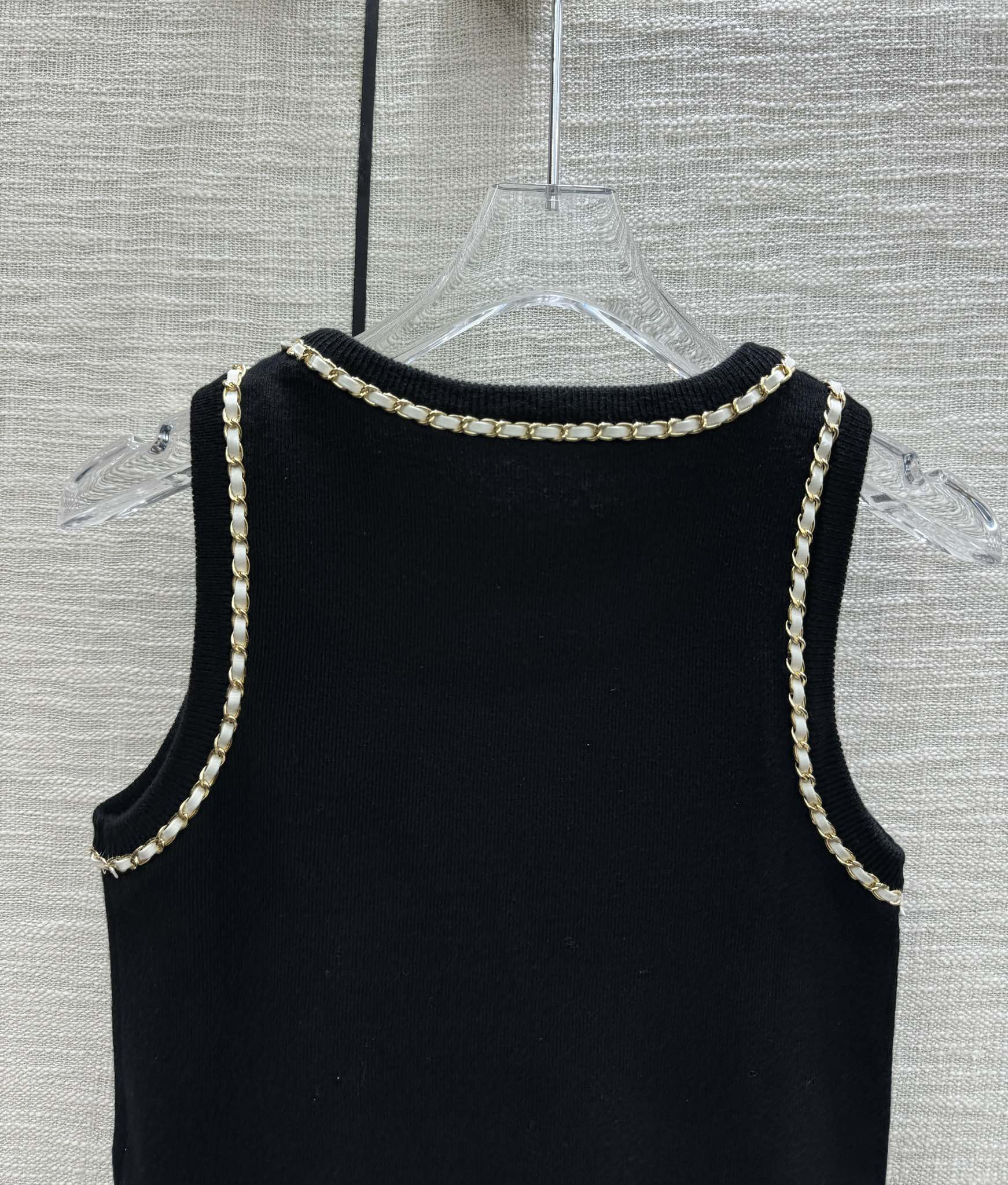 Жилет Chanel 2403 ручной работы из плетеной ткани с цепочками - черный