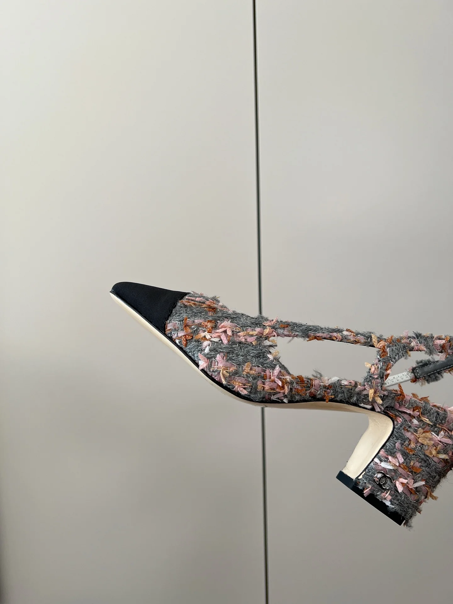 Новинка весны 2023 от Chanel - Классические балетки на среднем каблуке из твида