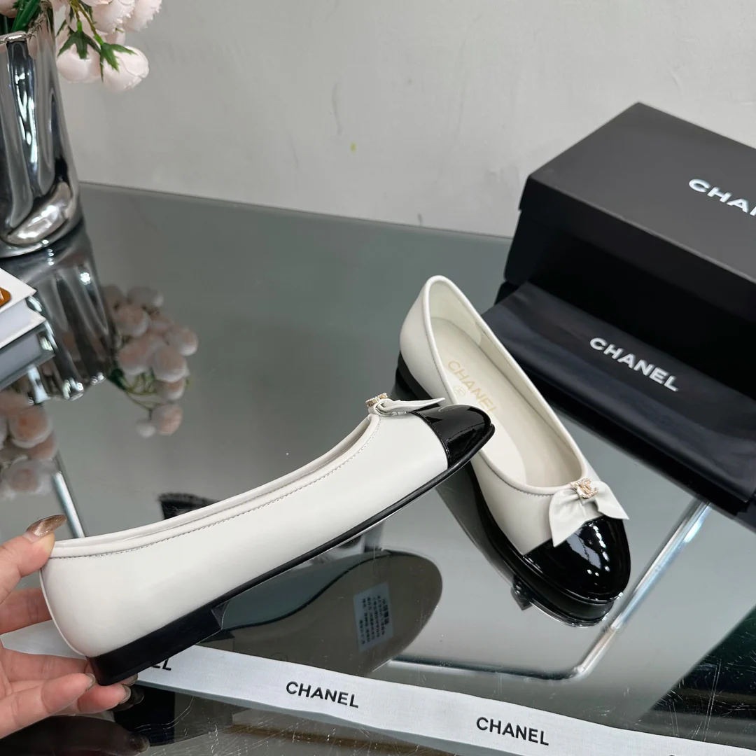 Новинка сезона весна/лето 2023 от Chanel - Балетки - Белые