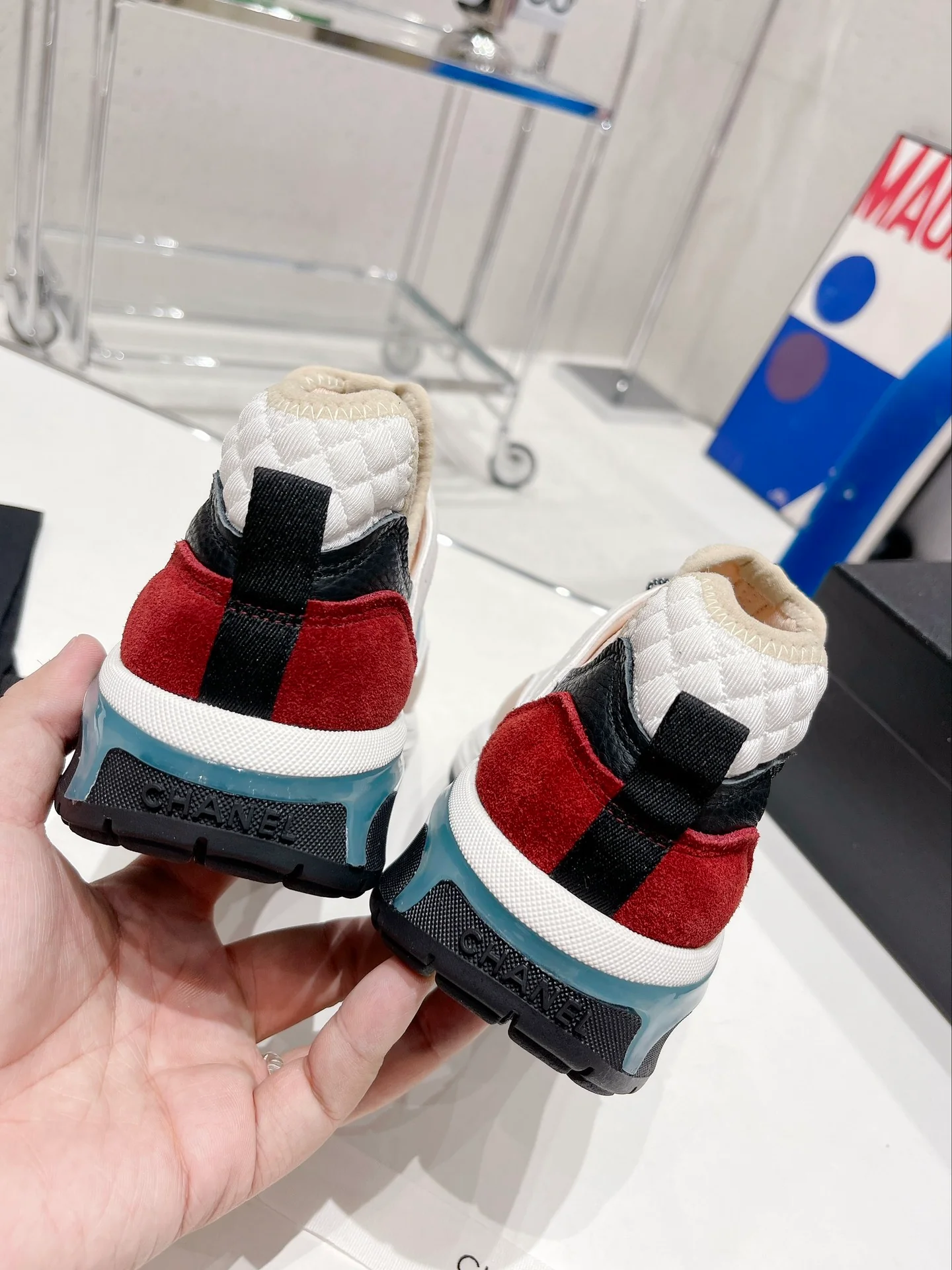 Новые поступления с показа Chanel весна/зима 2022 — повседневные кроссовки в стиле колор-блок — розово-белые.