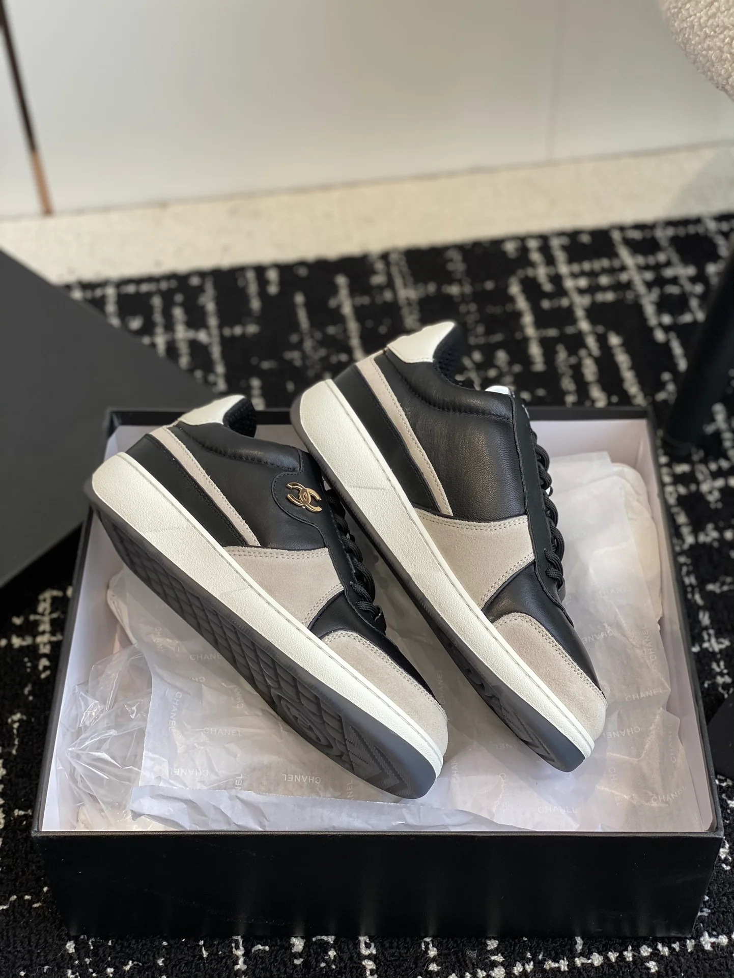 Новинка 2023 года от Chanel - Кроссовки из овечьей кожи - Черные