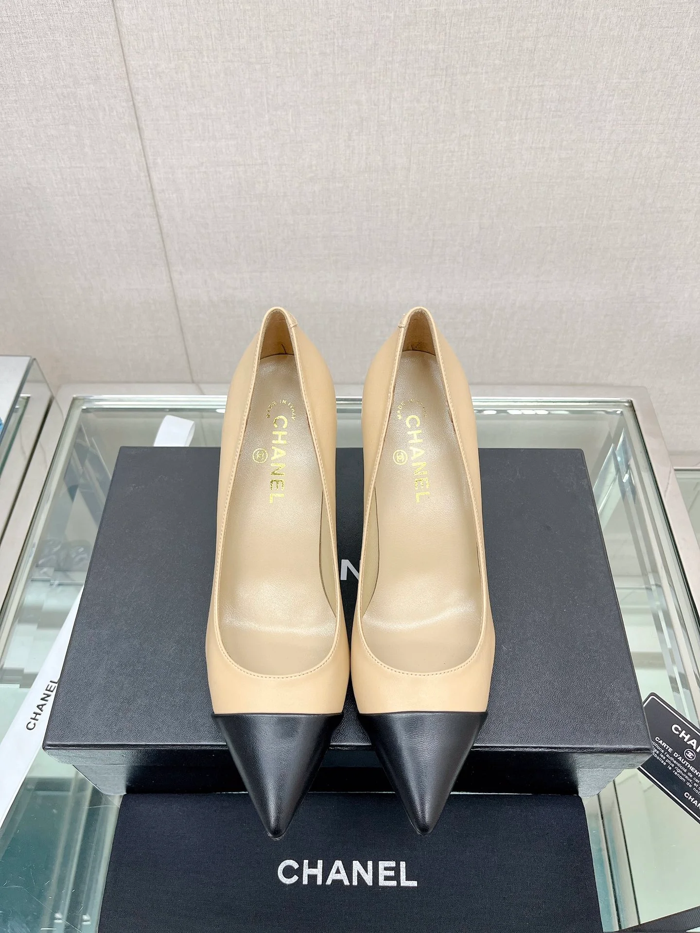 Туфли Chanel Coco на высоком каблуке с четырьмя заклепками, высота 8-5 см, абрикосовый цвет.