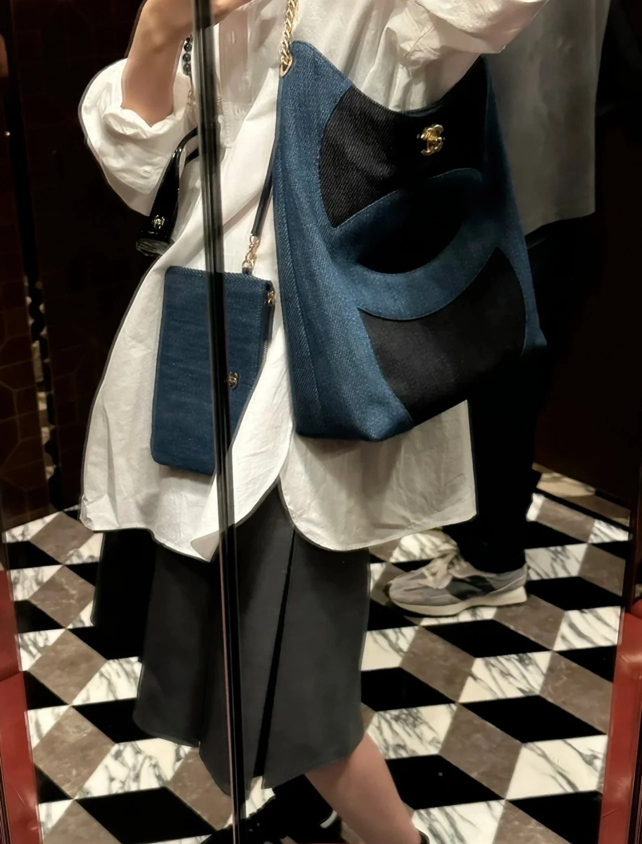 Коллекция Chanel Весна/Лето 2023 - Синяя джинсовая сумка-тоут - Синяя отделка с черным основанием