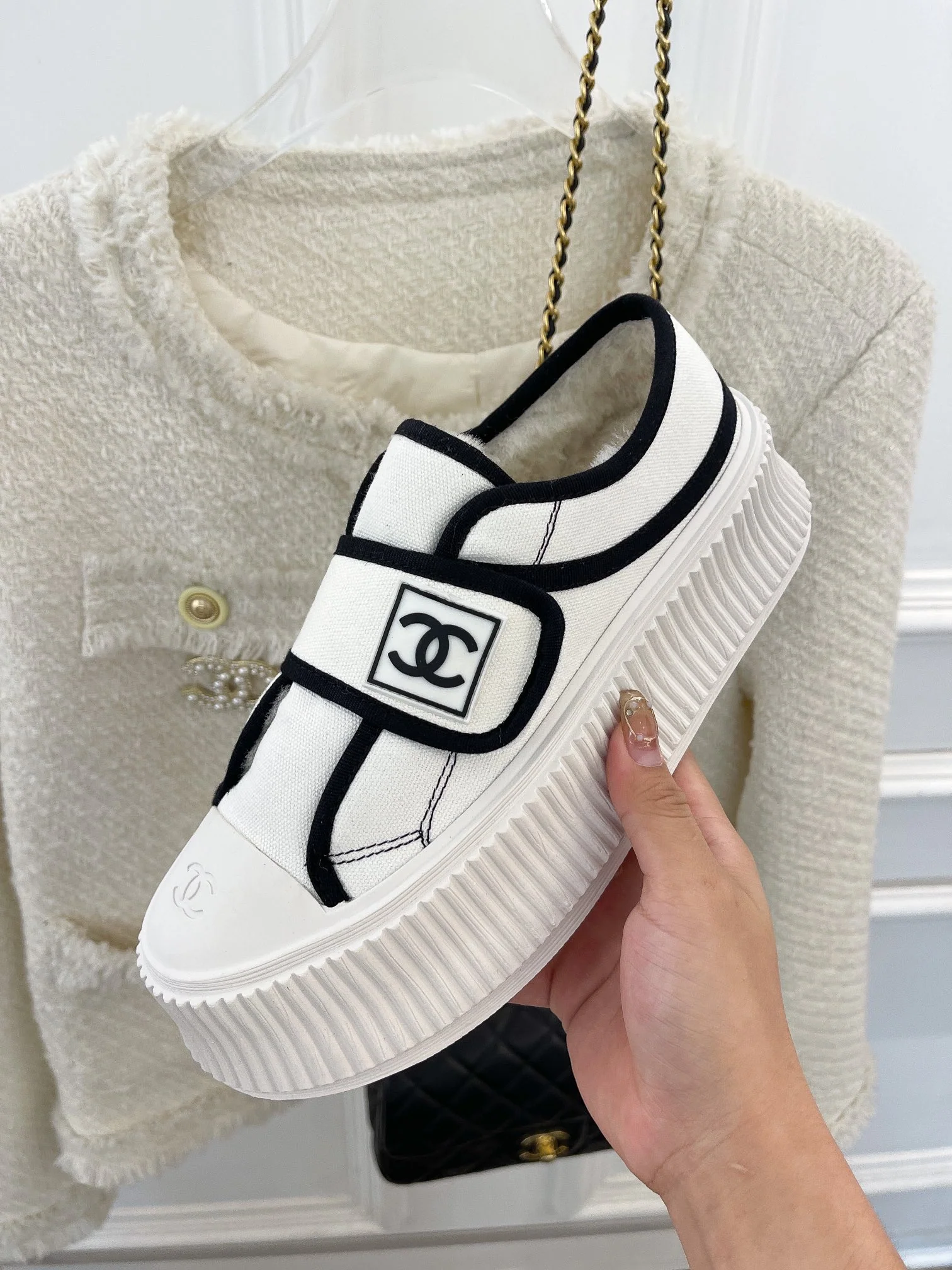 Новинка сезона осень/зима 2022 от Chanel - повседневные туфли на платформе с застежкой-липучкой.