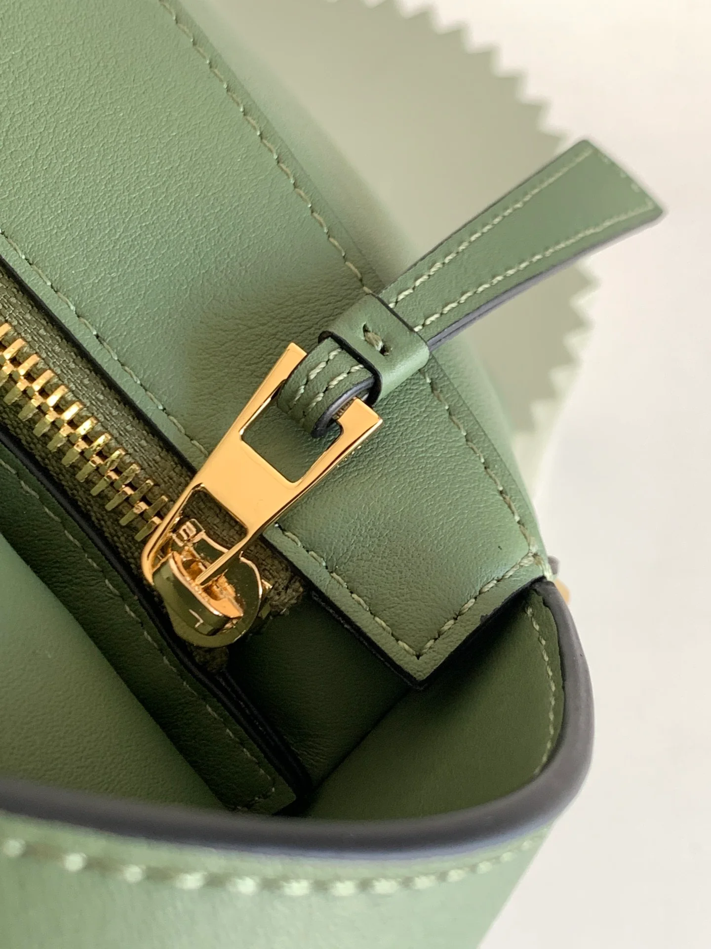 Сумка-хобо Loewe Puzzle, наплечная, из кожи наппа, зеленая.