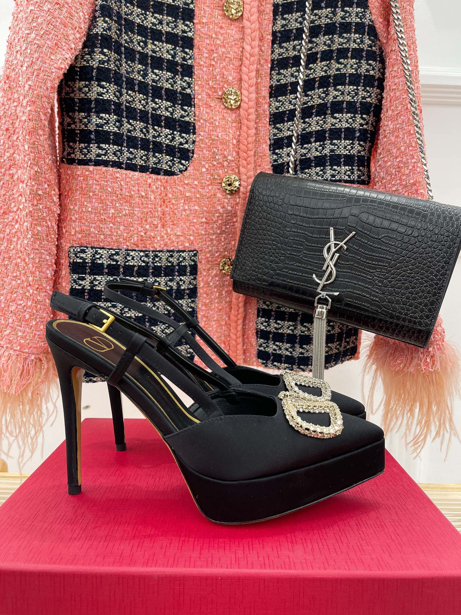 Новинка сезона весна/лето 2023 от Valentino - Босоножки на высоком каблуке с V-образным вырезом - 11 см - Черные