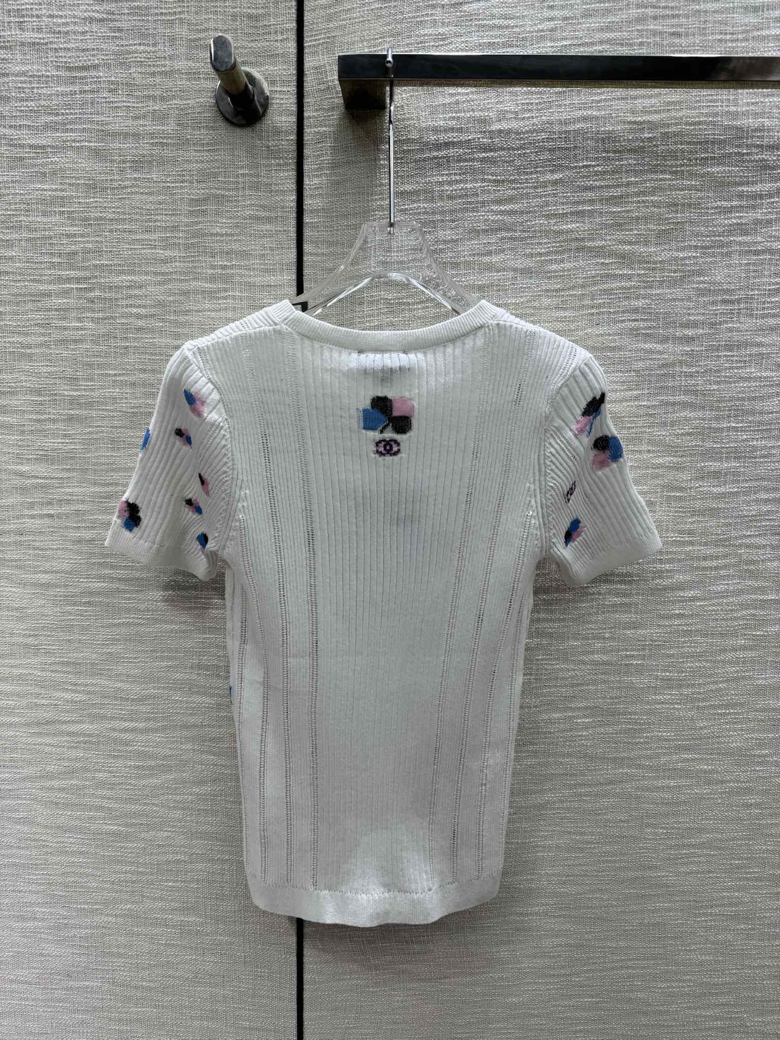 В стиле Chanel - 2403 - Трикотажный топ с короткими рукавами и жаккардовым узором в виде четырехлистного клевера - Белый