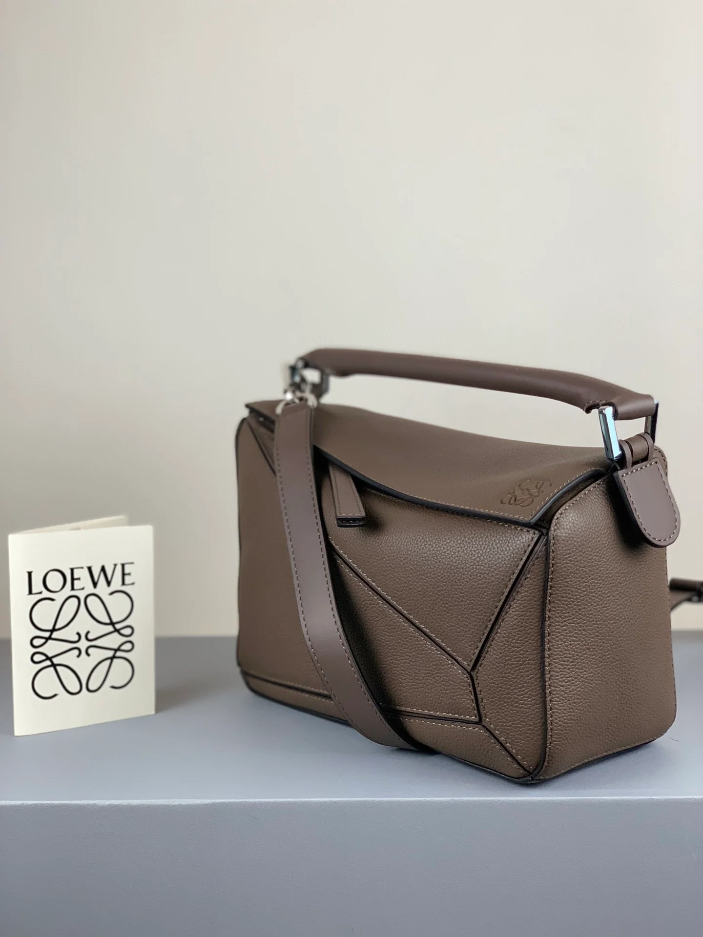 Сумка Loewe Puzzle, телячья кожа, серо-коричневая, маленькая.