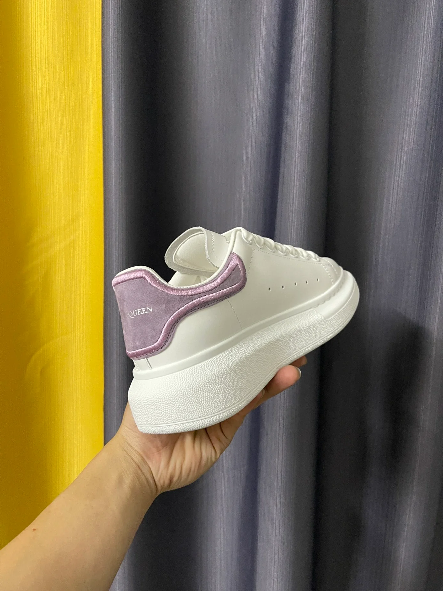 Классические белые кроссовки McQueen - унисекс - фиолетовая вышивка на пятке