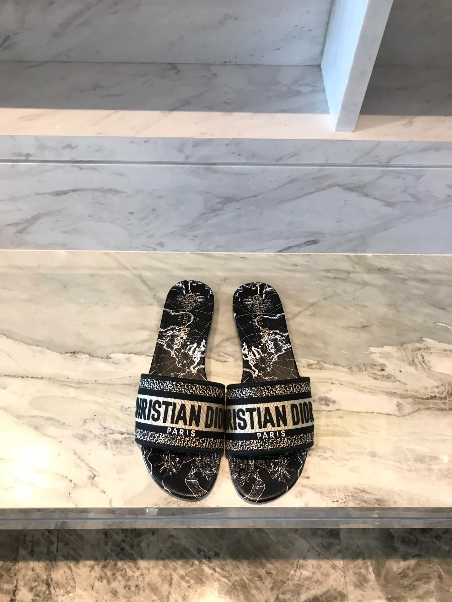 Тапочки Dior с мраморным верхом и кожаной подошвой - черные