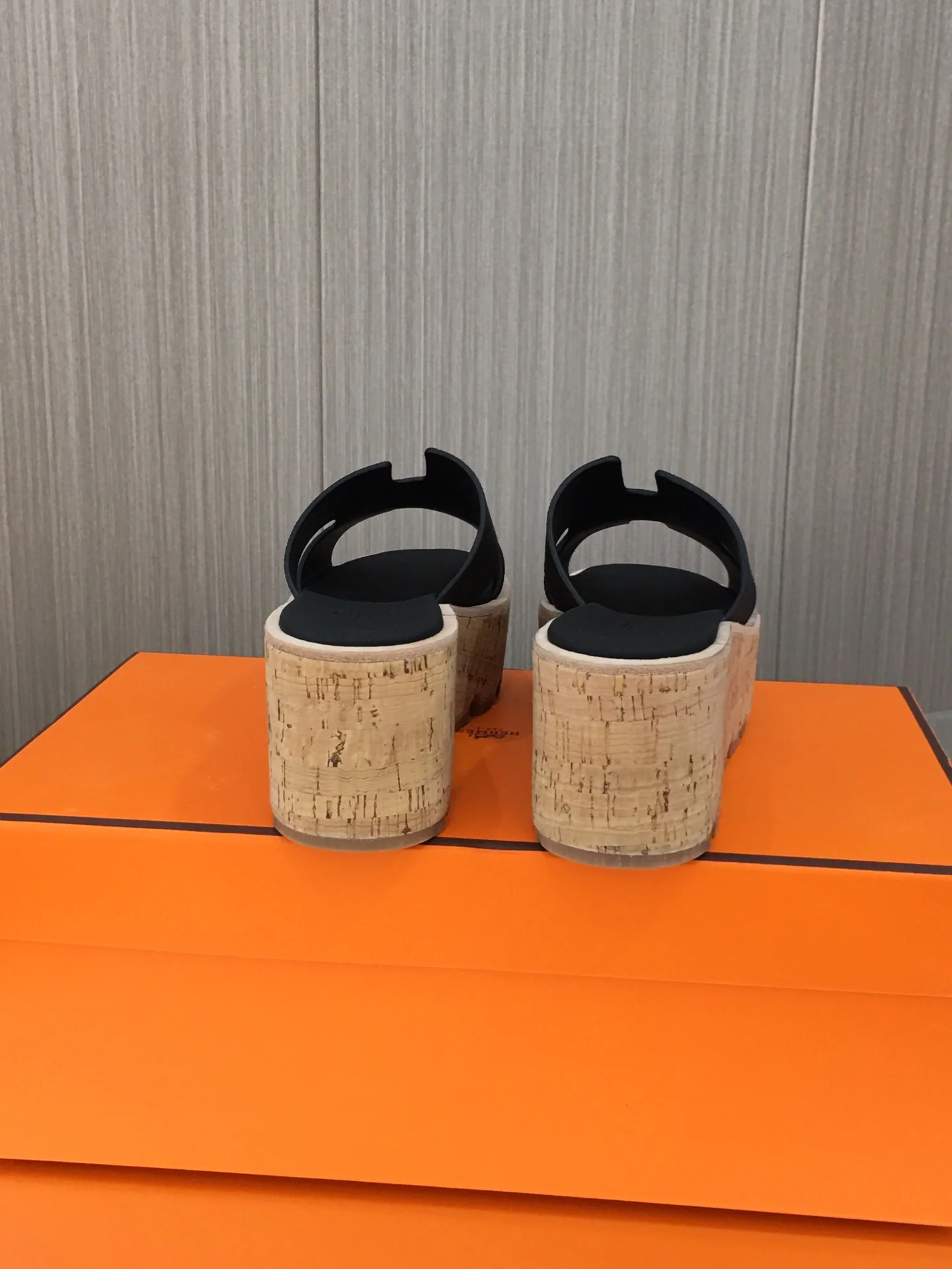 Новинка сезона весна/лето 2023 от Hermes - кожаные тапочки на платформе с принтом пальм - черные.