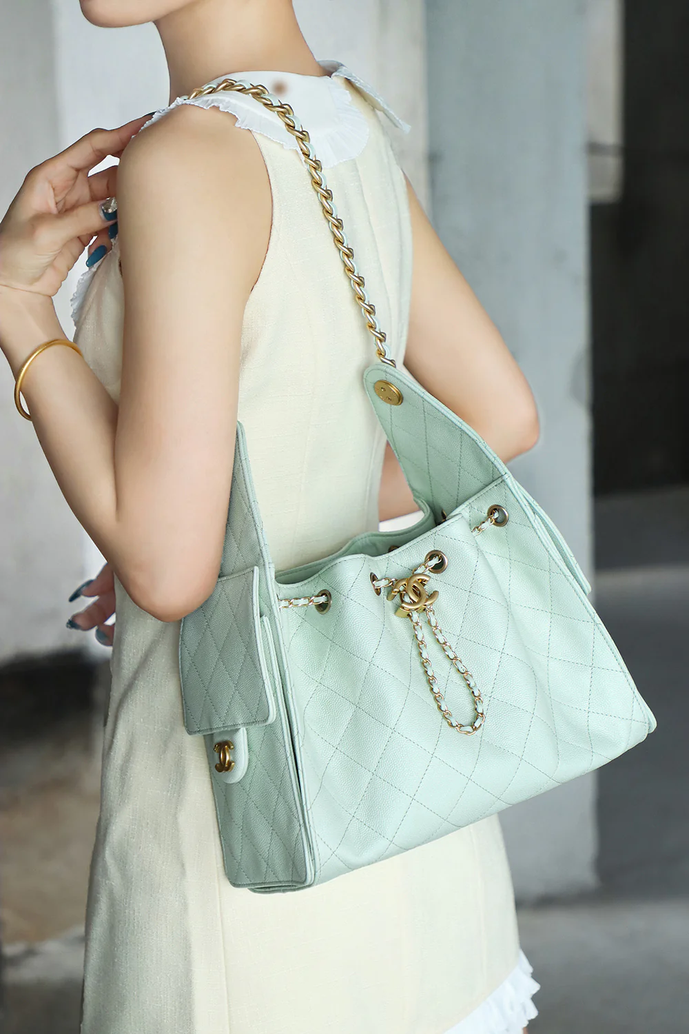 Сумка-хобо Chanel 25c Hippie, маленькая, мятно-зеленая, с золотой пряжкой.