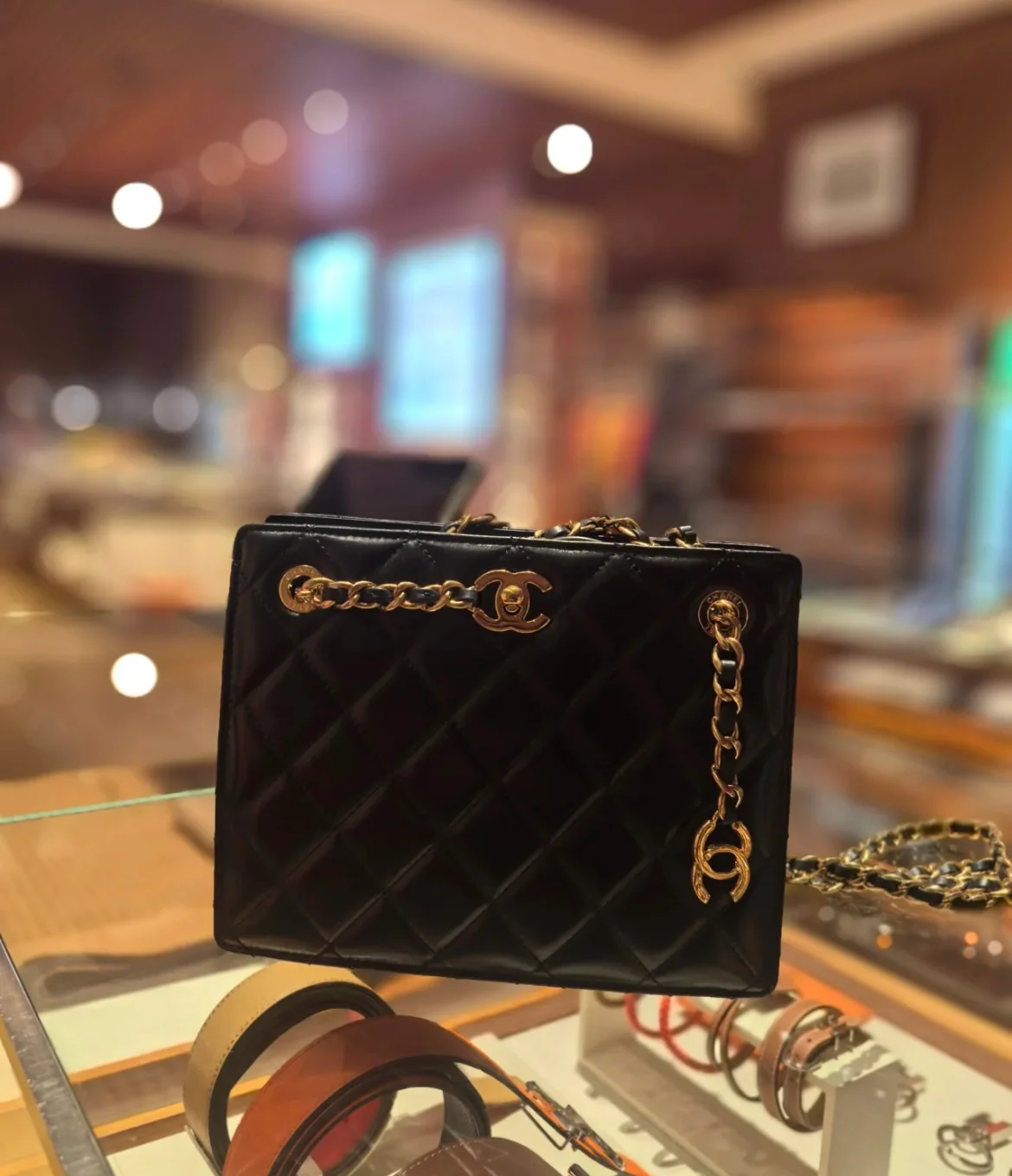 Винтажная квадратная вечерняя сумка Chanel из 24-каратного золота - черная.