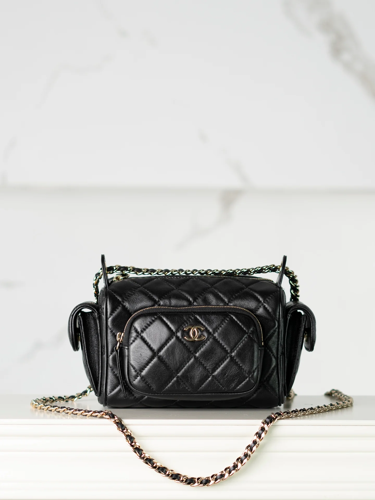 Маленькая многофункциональная сумка для фотоаппарата Chanel из 24-каратного золота — черная.