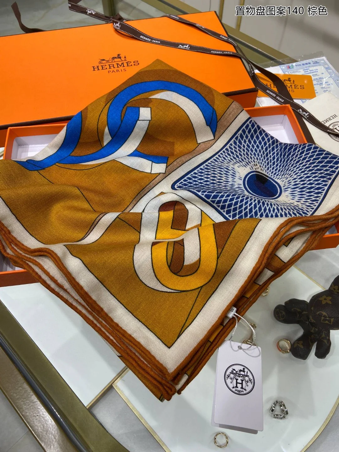 Шарф Hermes с узором ?Поднос? — 140 см — 70% кашемир — 30% шелк — 1 шт.