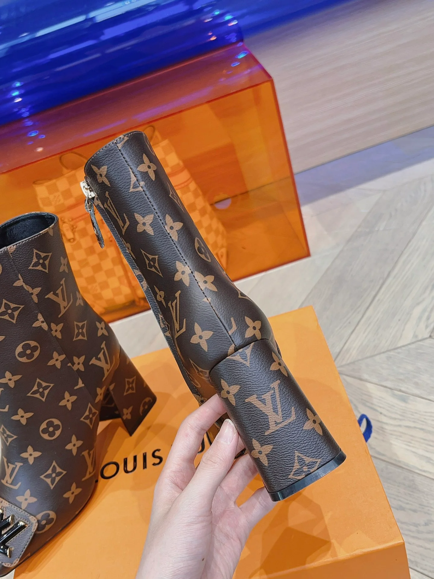 Новые поступления коллекции LV осень/зима 2023 — ботильоны с подиума — ботильоны на массивном высоком каблуке — с монограммой на канве