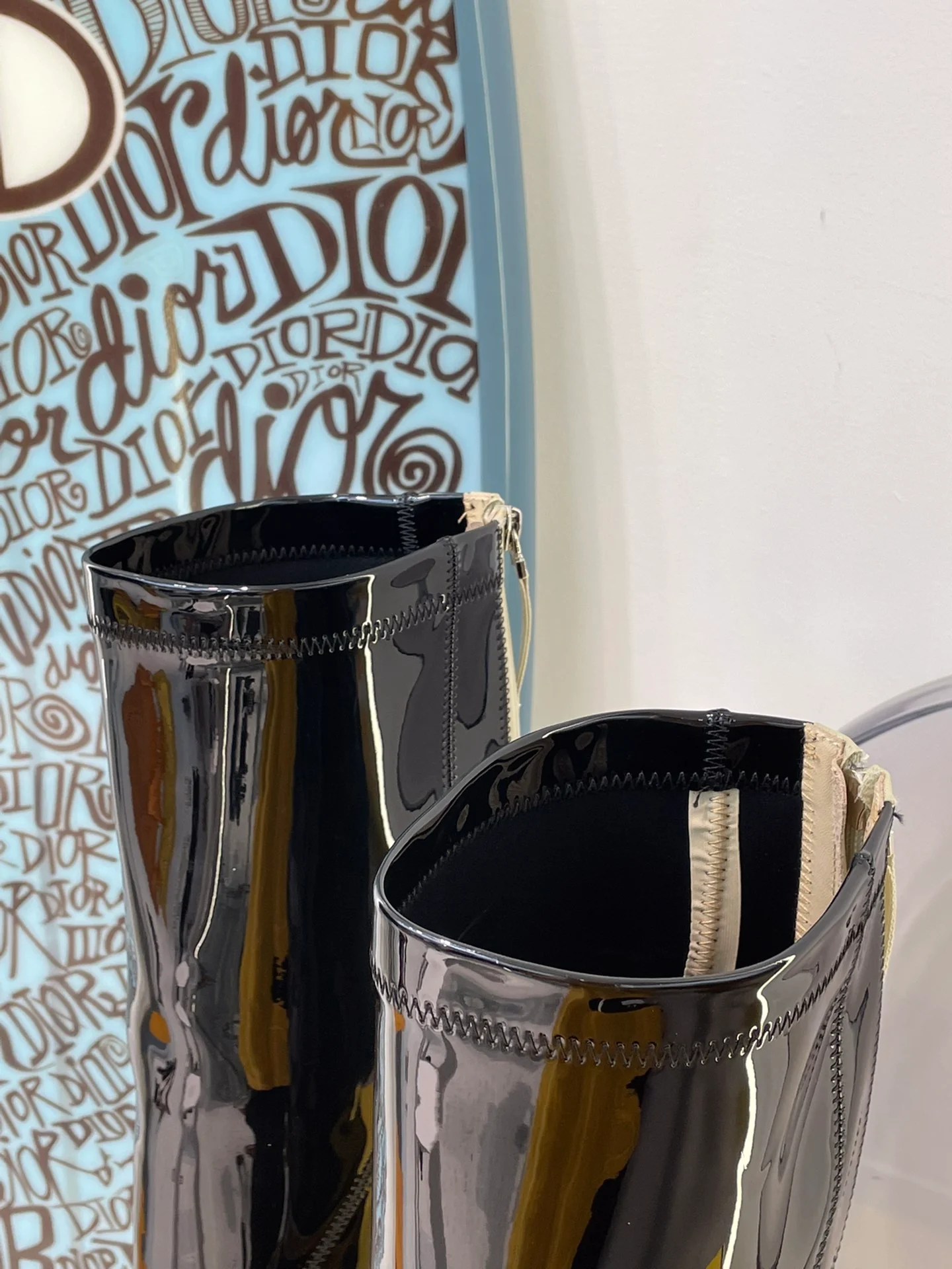 Fendi - Лакированные сапоги до колена в британском стиле с лоскутным дизайном - Черные