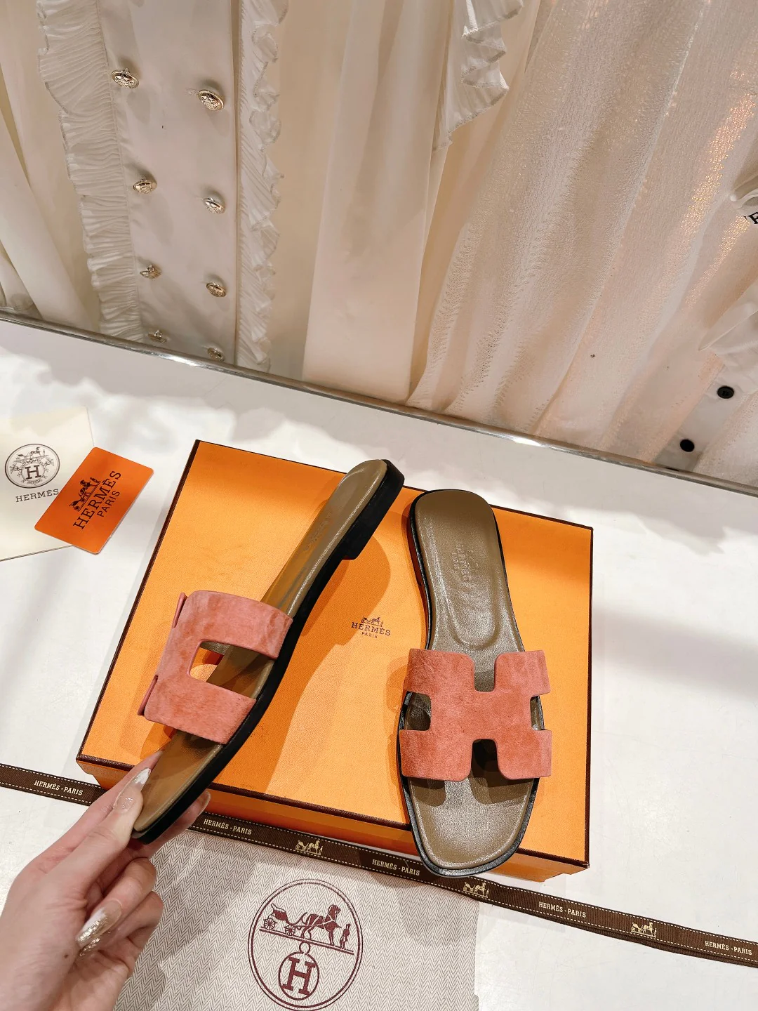 Новинка 2023 года от Hermes - Улучшенная версия - Классические тапочки H из овечьей кожи - Коричневые