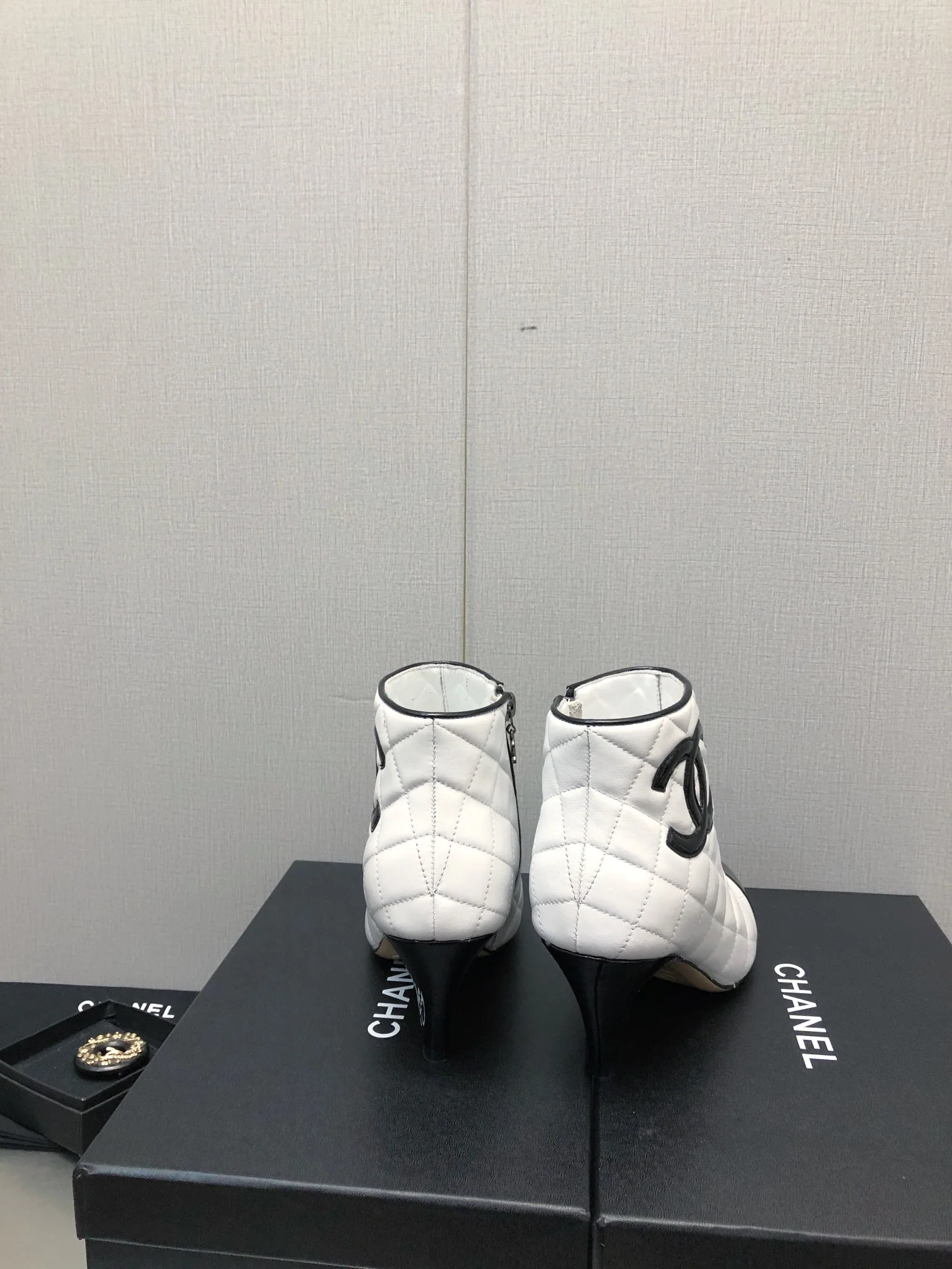 Новинка сезона осень/зима 2023 от Chanel - Ботильоны на массивном каблуке с круглым носком - 7 см - Белые