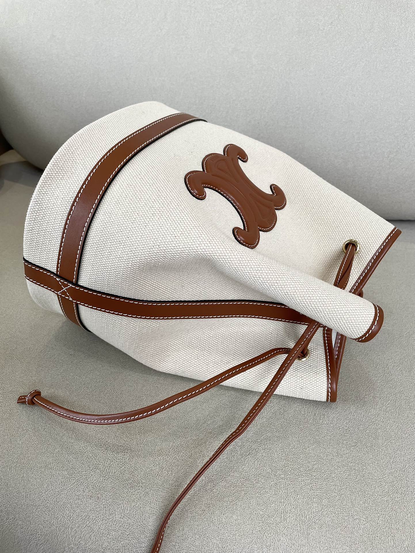 Сумка-ведро Celine Seau Marin на завязках из желто-коричневой ткани.