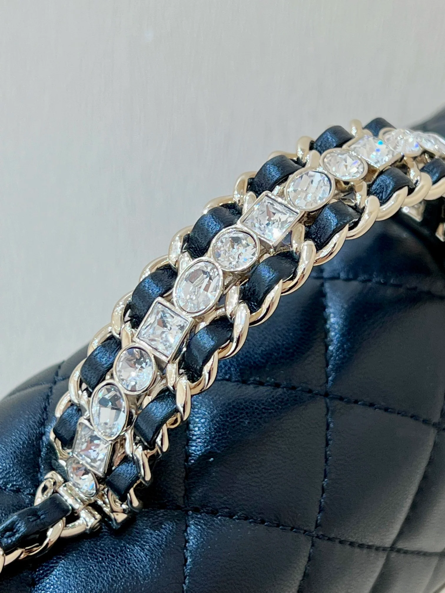 Ручка сумки Chanel 23a CF со стразами - черная