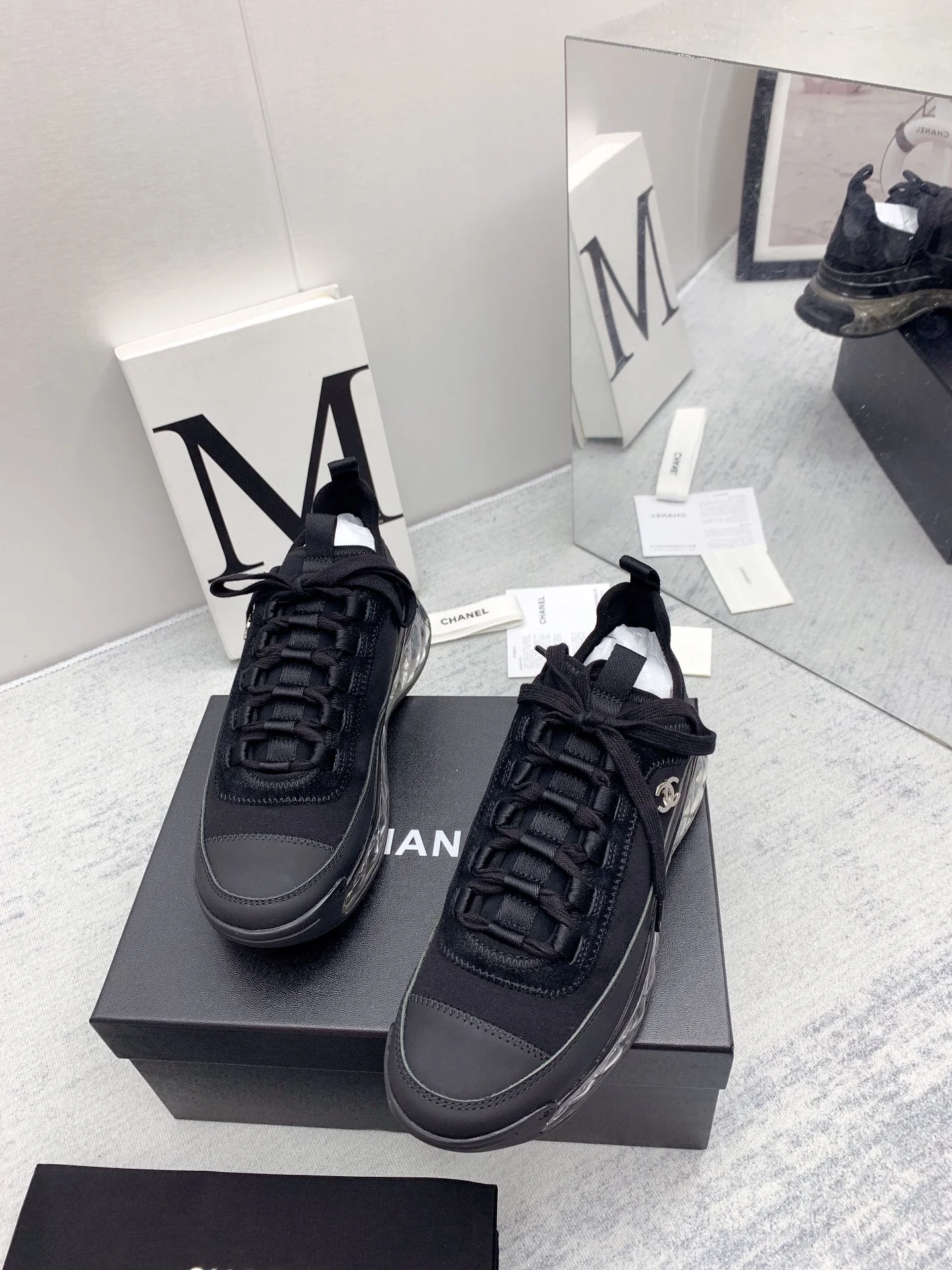 Новинка сезона осень/зима 2021 от Chanel - кроссовки с ромбовидным узором - черные.