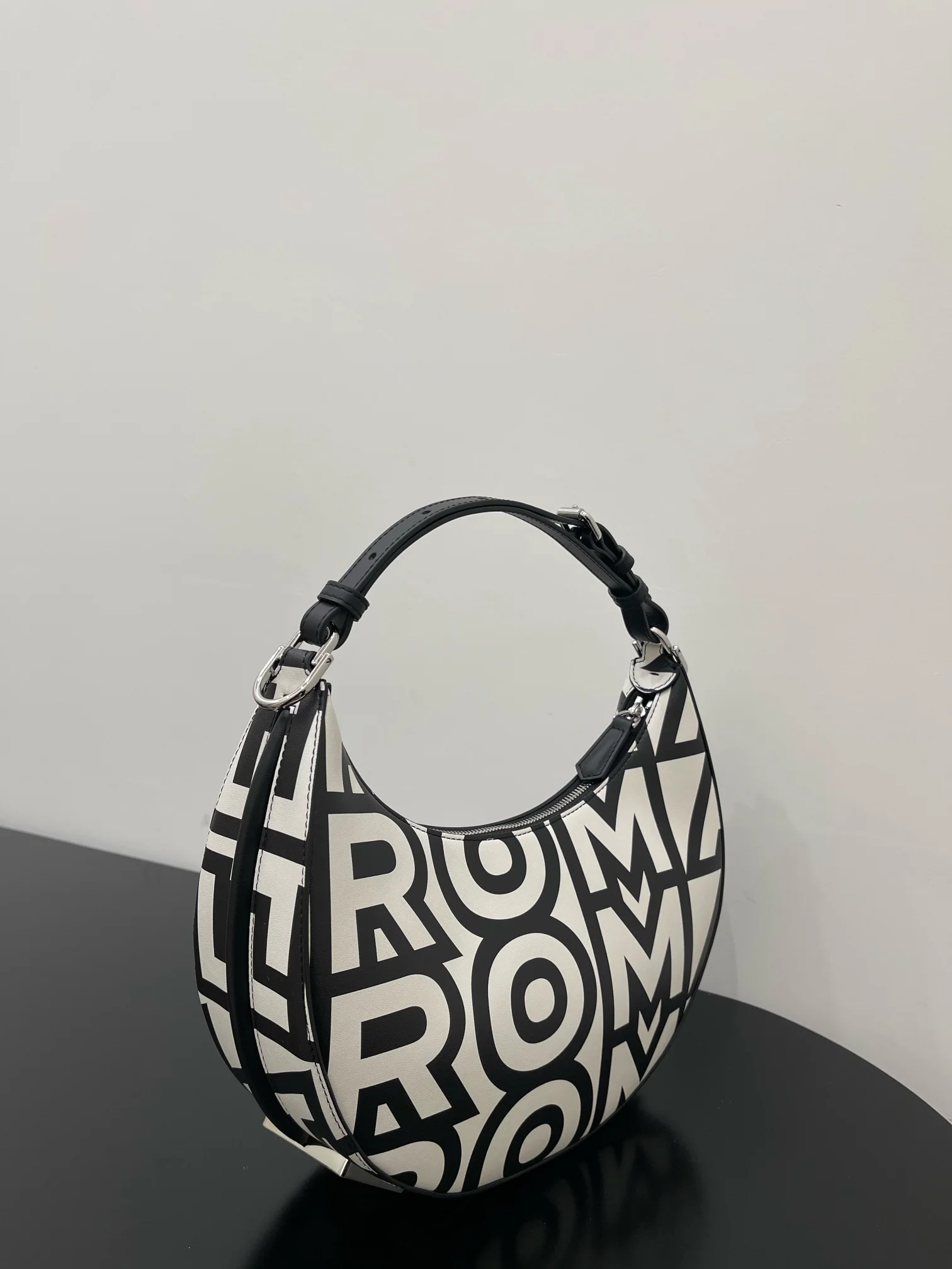 Сумка Fendi Praphy Crescent Moon через плечо — маленькая — черно-белая коллаборация.