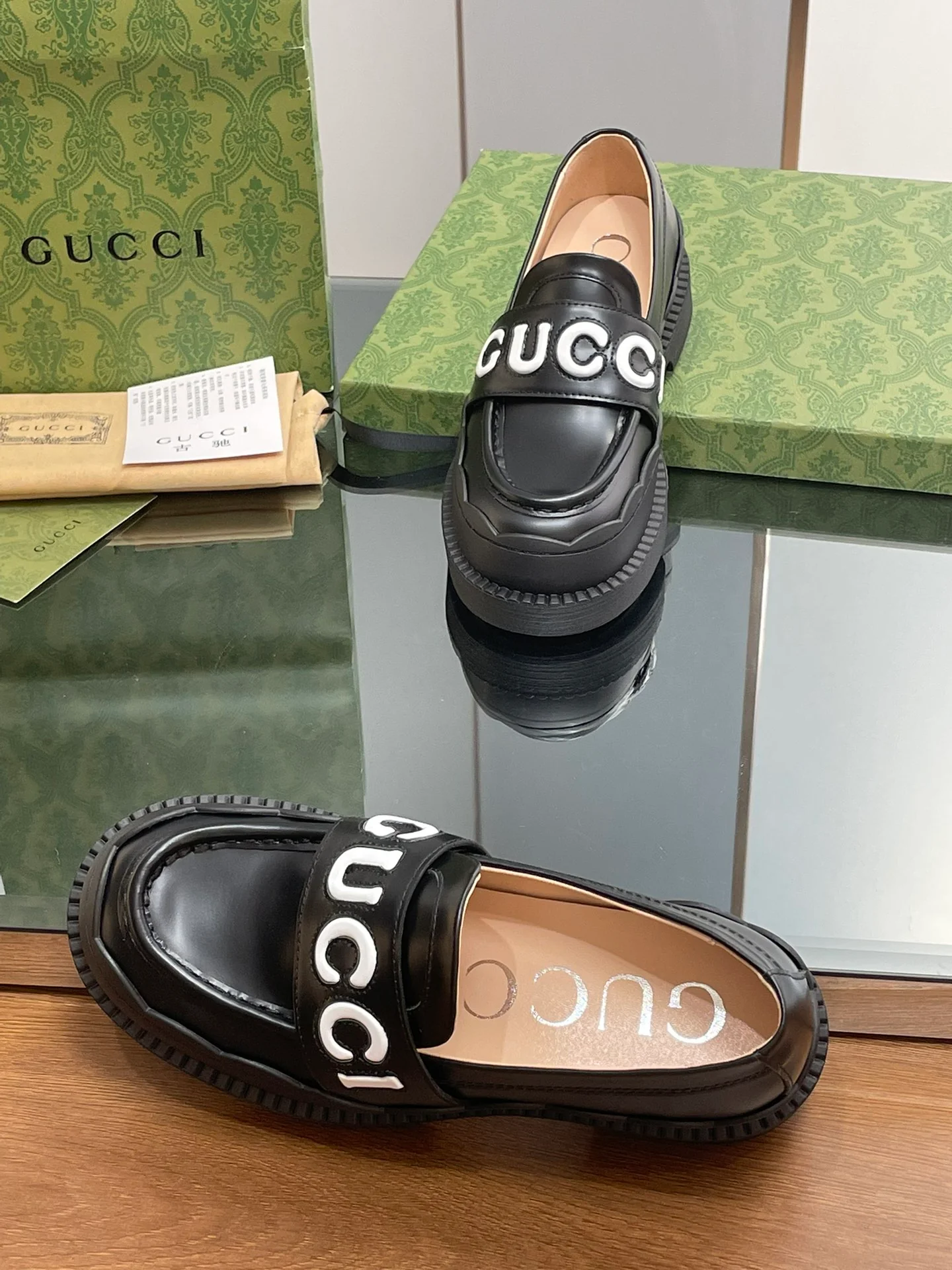 Новинка сезона осень/зима 2023 от Gucci - Лоферы с буквами - Черные