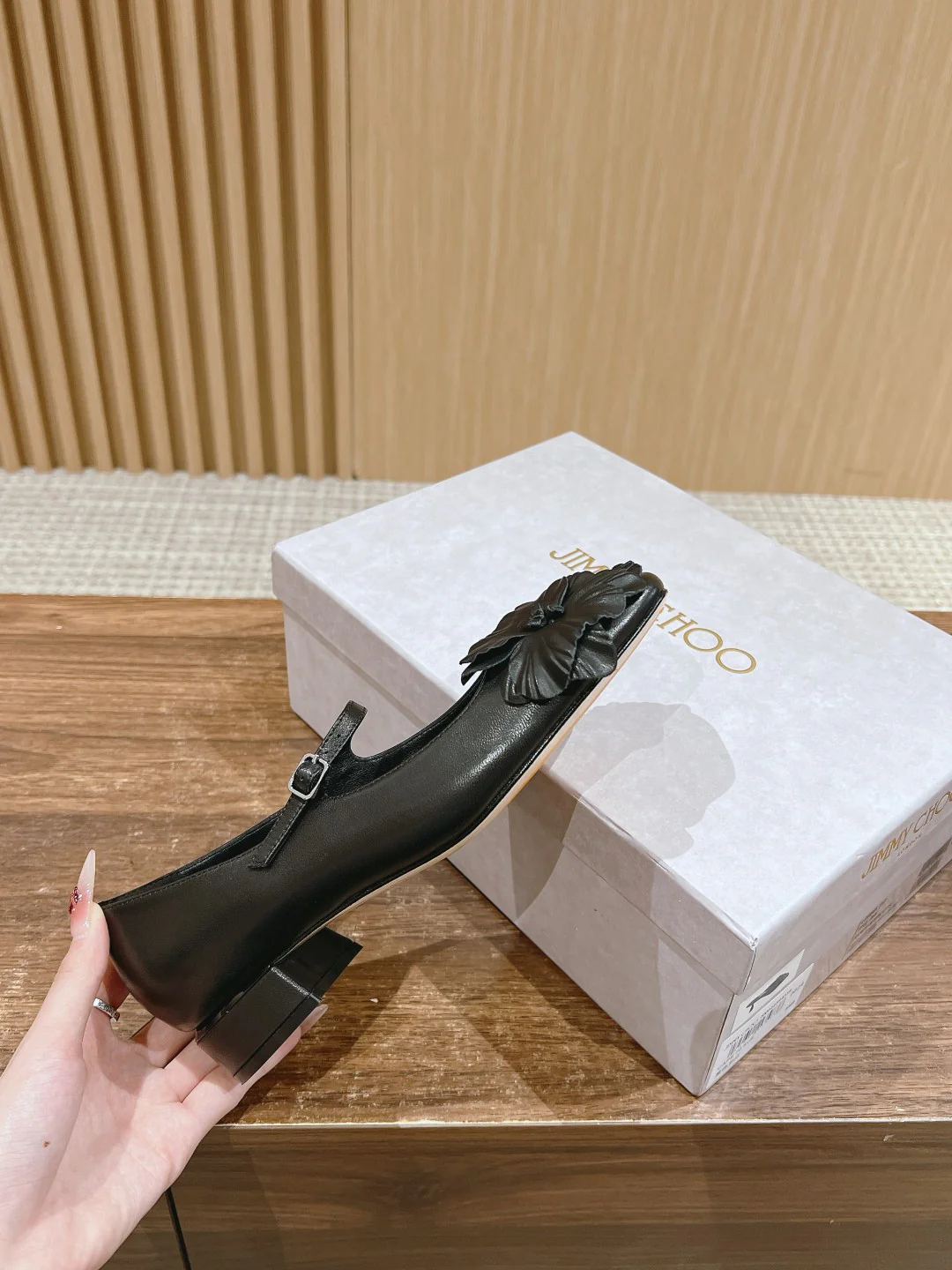 Туфли ?Мэри Джейн? с цветочным принтом от Jimmy - черные.