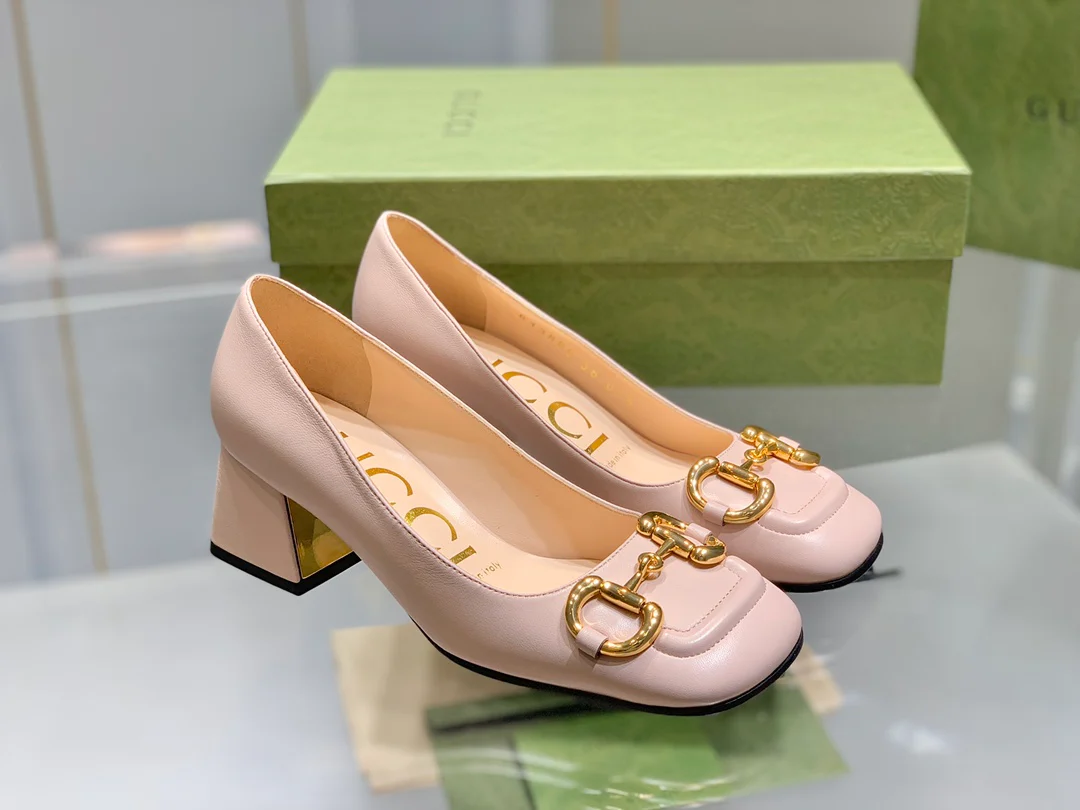 Весенняя коллекция Gucci 2021 — Босоножки на массивном каблуке с пряжкой в ??виде конской уздечки.