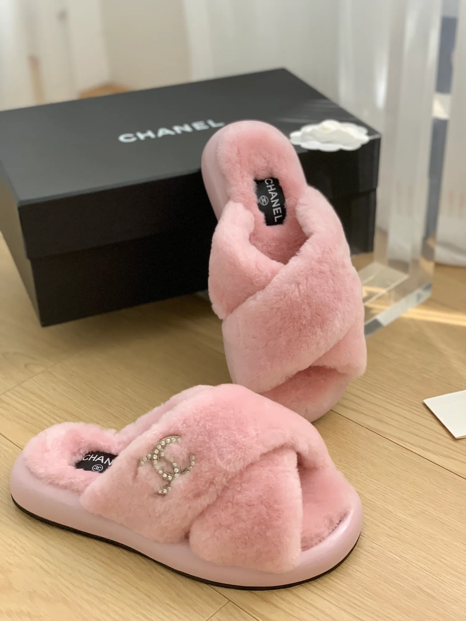 Новинка сезона осень/зима 2023 от Chanel - Классические пушистые тапочки с двойной буквой С - Розовые