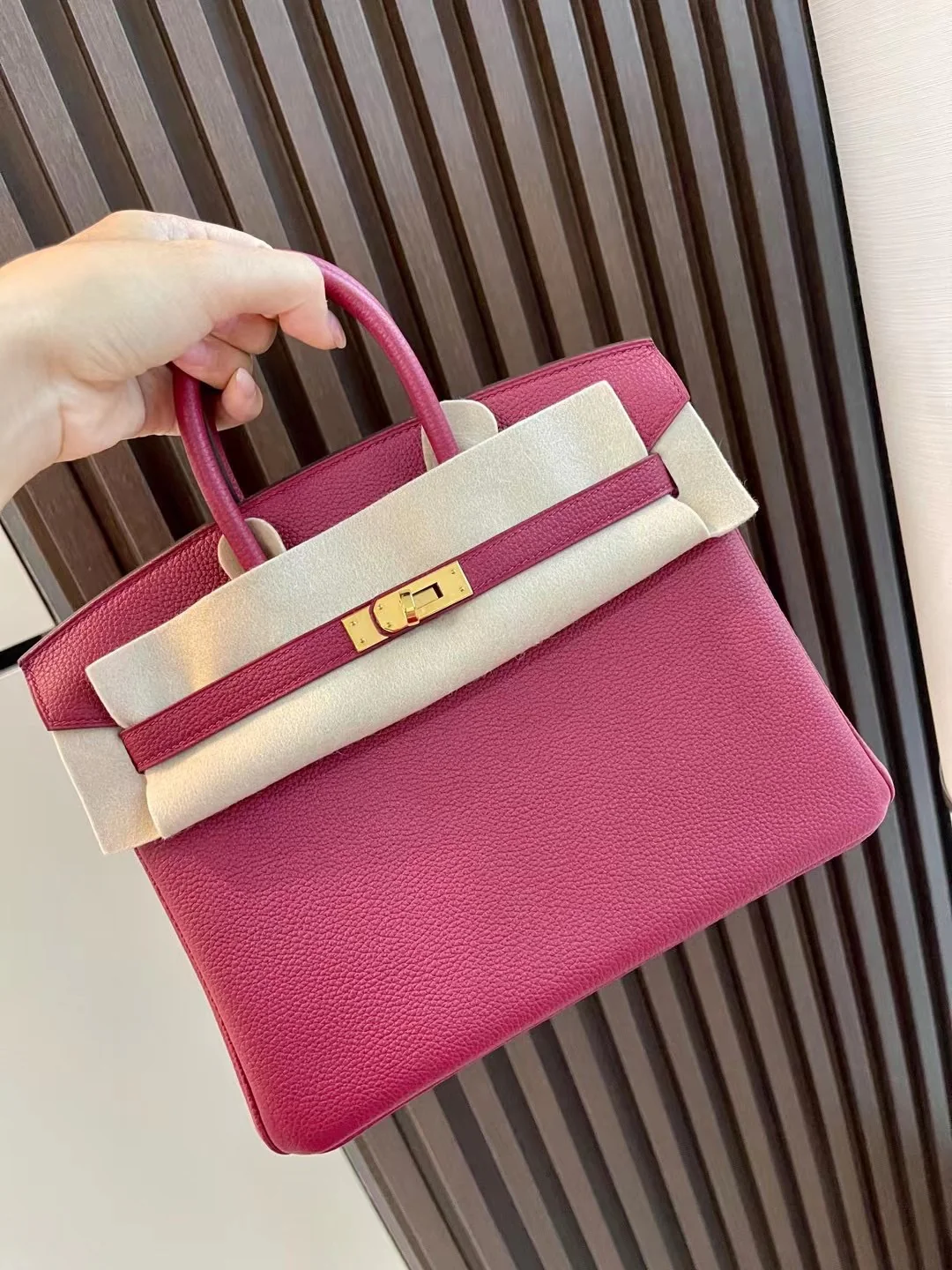 Сумка Hermes Birkin 25 гранатово-красного цвета с золотой пряжкой