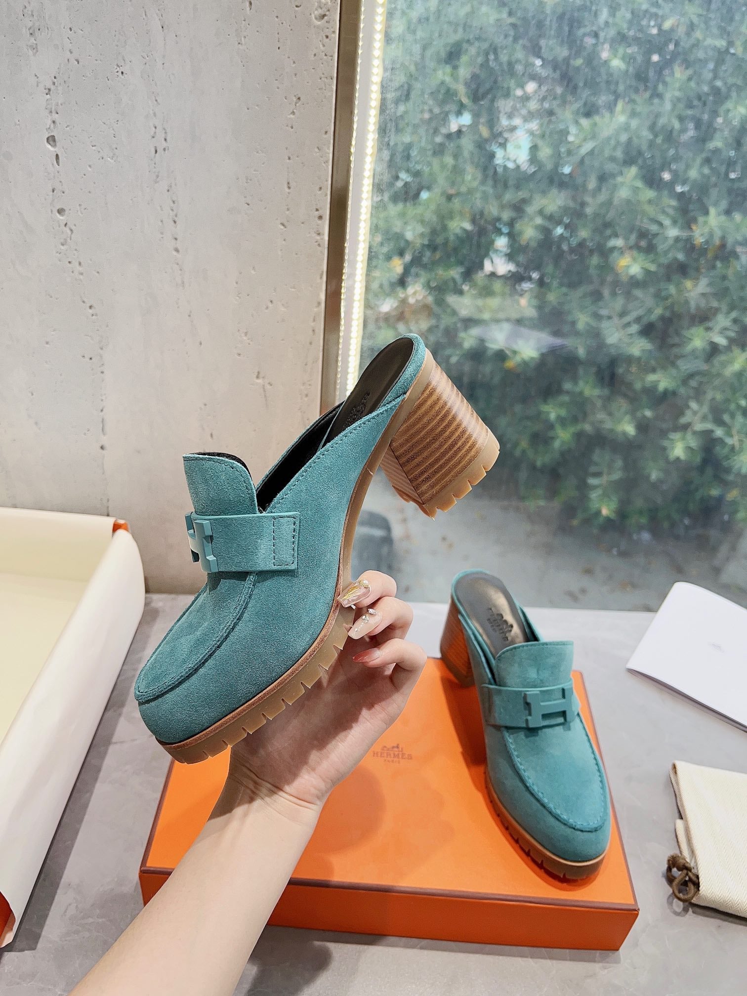 Новинка сезона весна/лето 2023 от Hermes: мюли на высоком каблуке с закрытой верхней частью и пряжкой в ??форме буквы H.