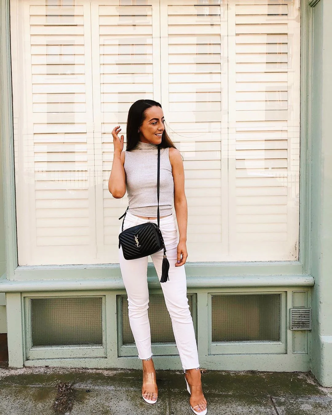 Фотосумка YSL Lou Bag — черная с серебристой фурнитурой.