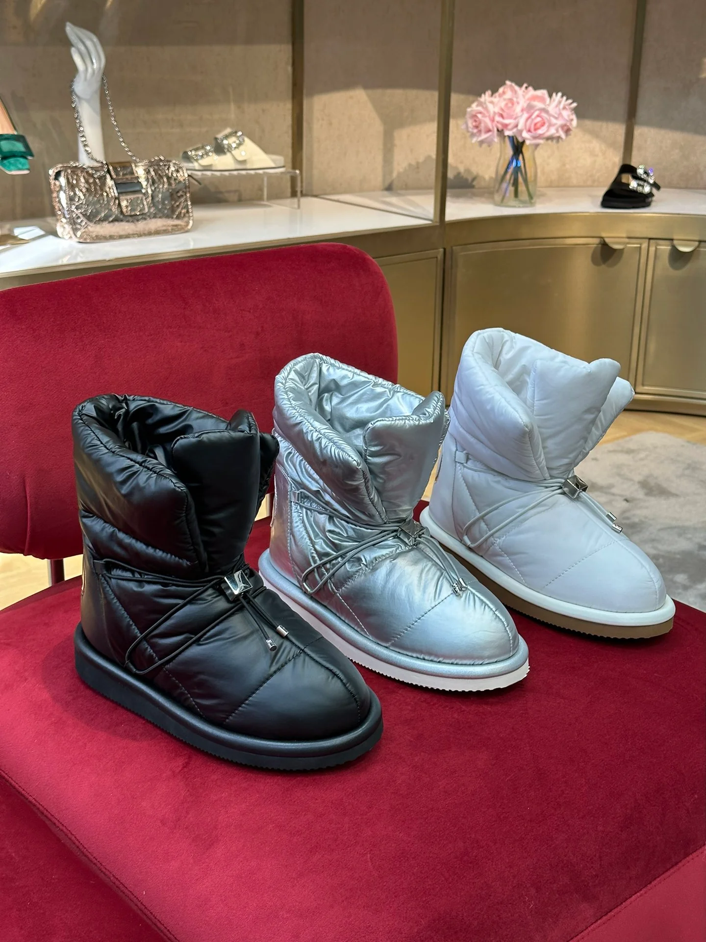 Новинка сезона осень/зима 2022 от Valentino - водонепроницаемые пуховые сапоги.