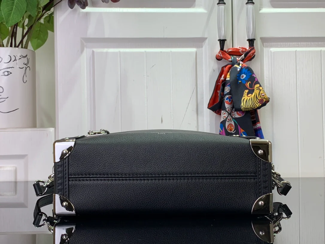 m25160-LV-side-trunk-medium chain bag-black