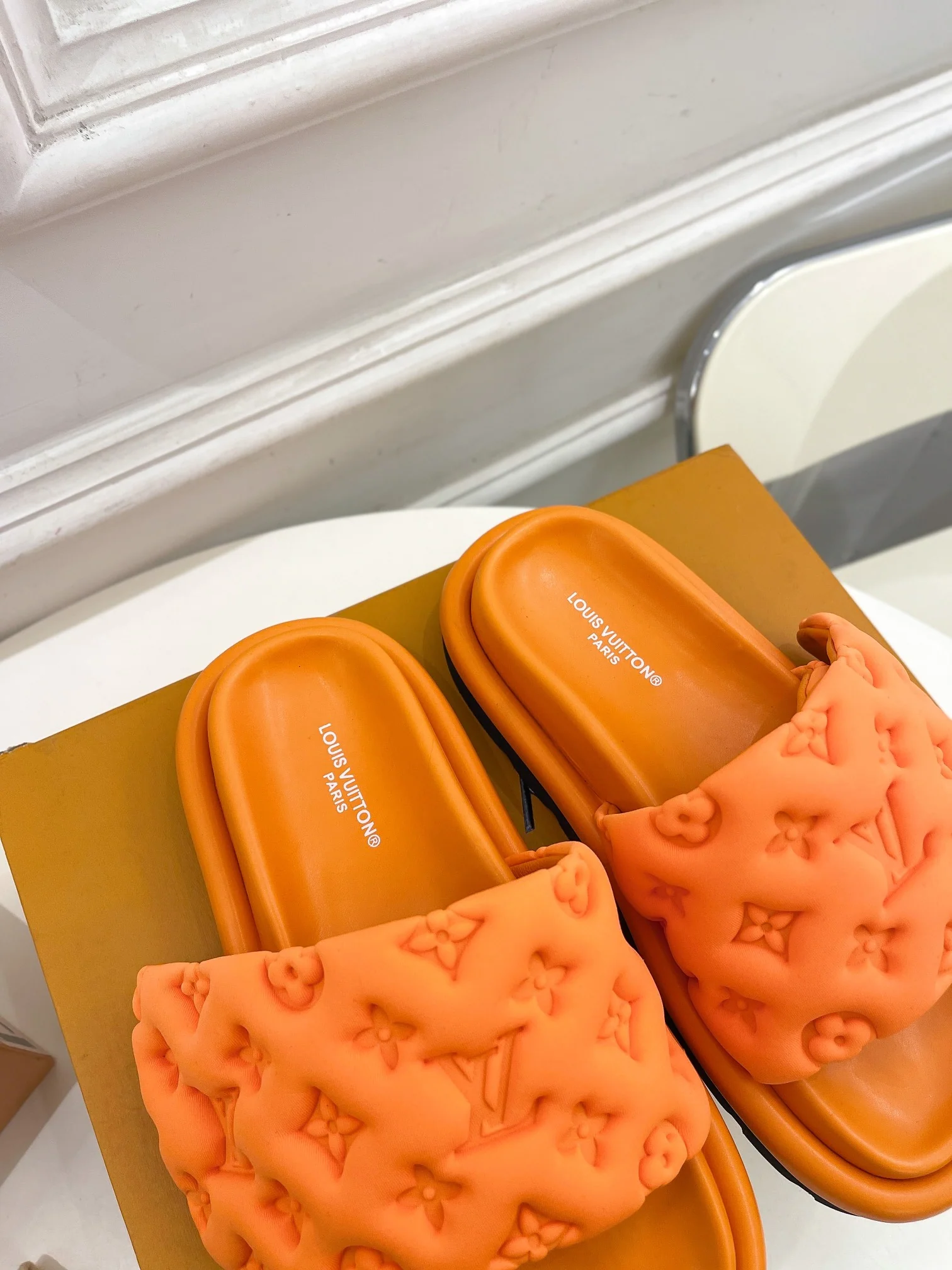 Новинка сезона весна/лето 2023 от LV - Тисненые тапочки - Оранжевые