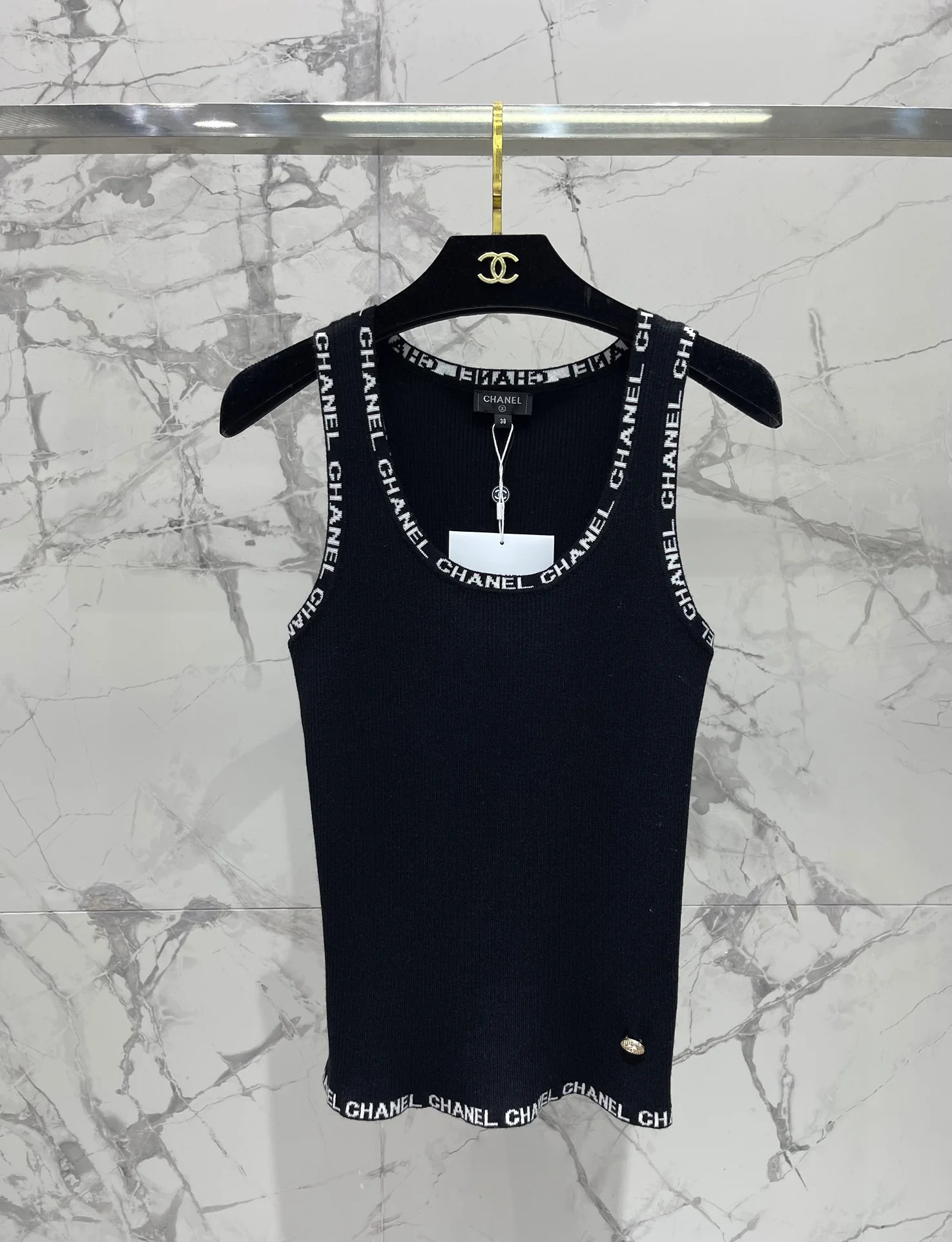 Chanel 2403-24 Летняя новая модель, металлическая пряжка, вышивка букв, шикарная повседневная вязаная майка - черная