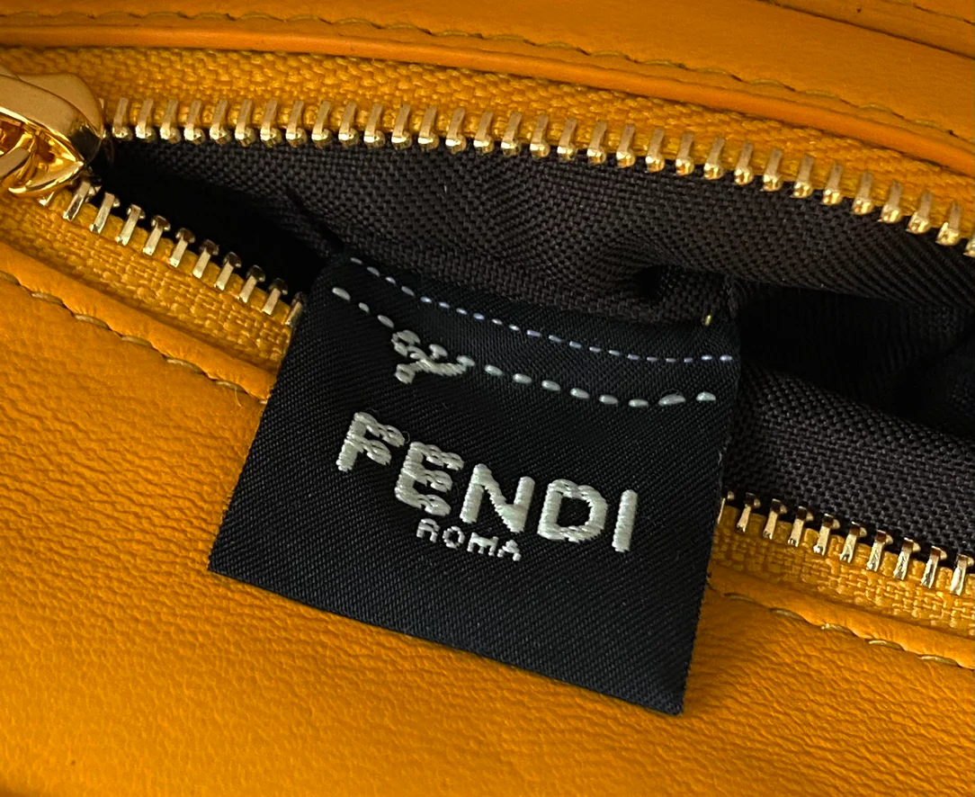 Миниатюрная желтая кожаная сумочка Fendi Peekaboo