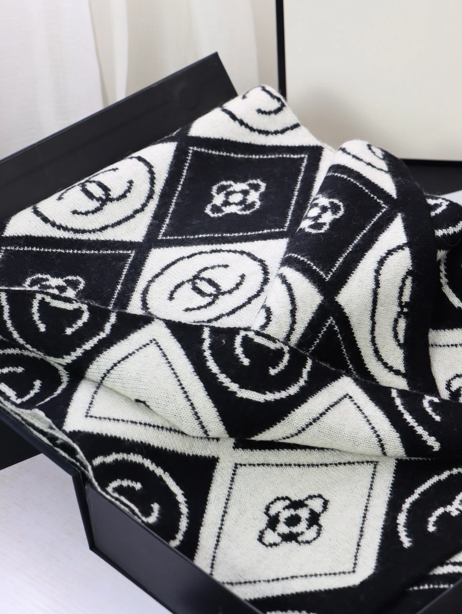 Chanel - Плетеный шарф с кисточками - 35 см - 180 см