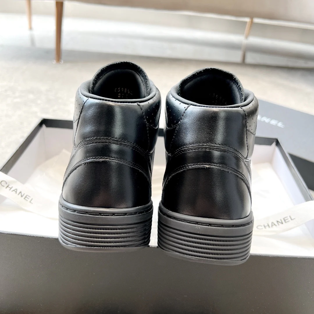 Новинка сезона весна/лето 2023 от Chanel - Высокие кроссовки - Черные