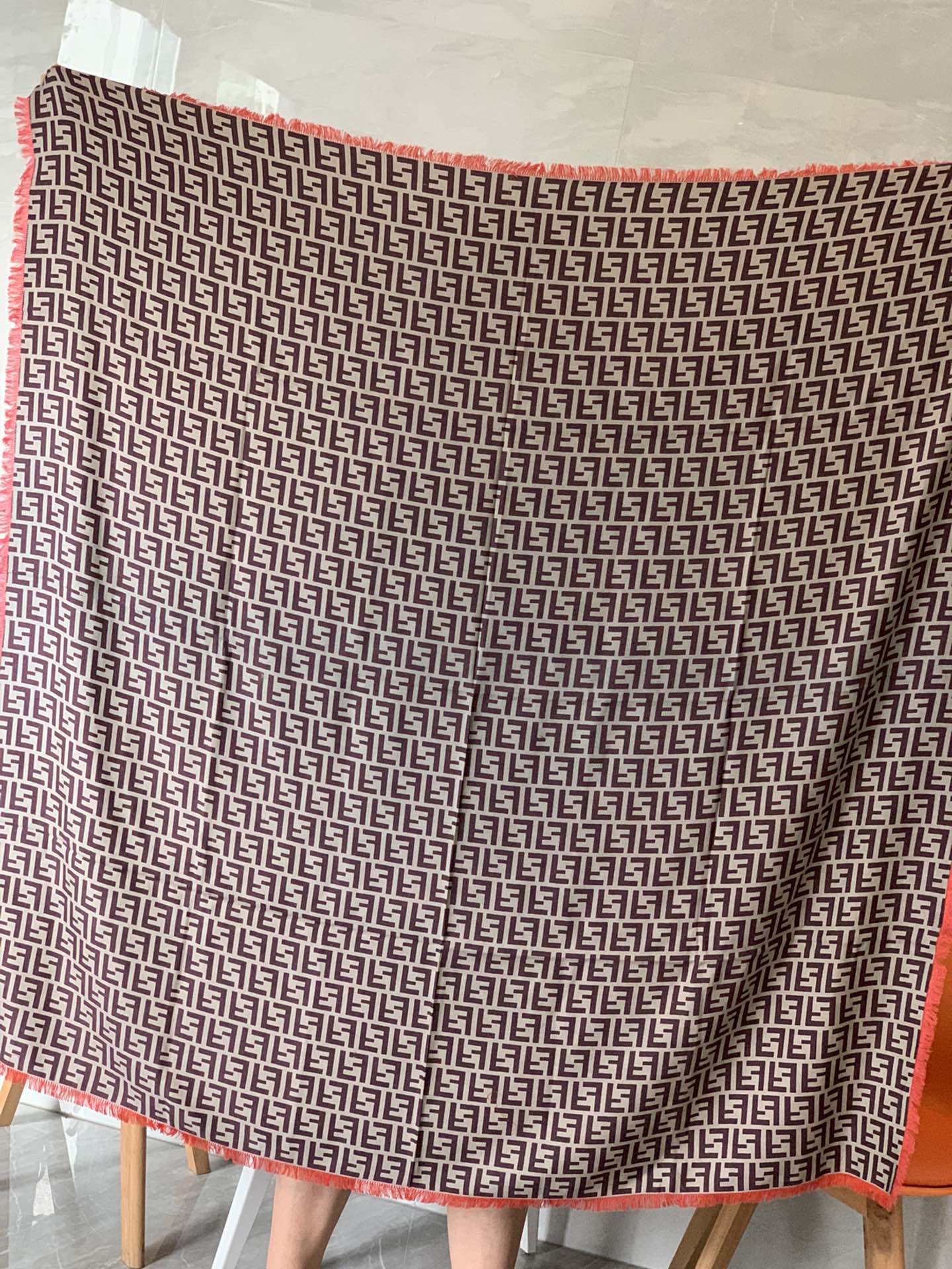 Двусторонний бархатный шарф Fendi с монохромным принтом - 140 см - Высококачественный двусторонний принт, натуральный материал - 1 шт.