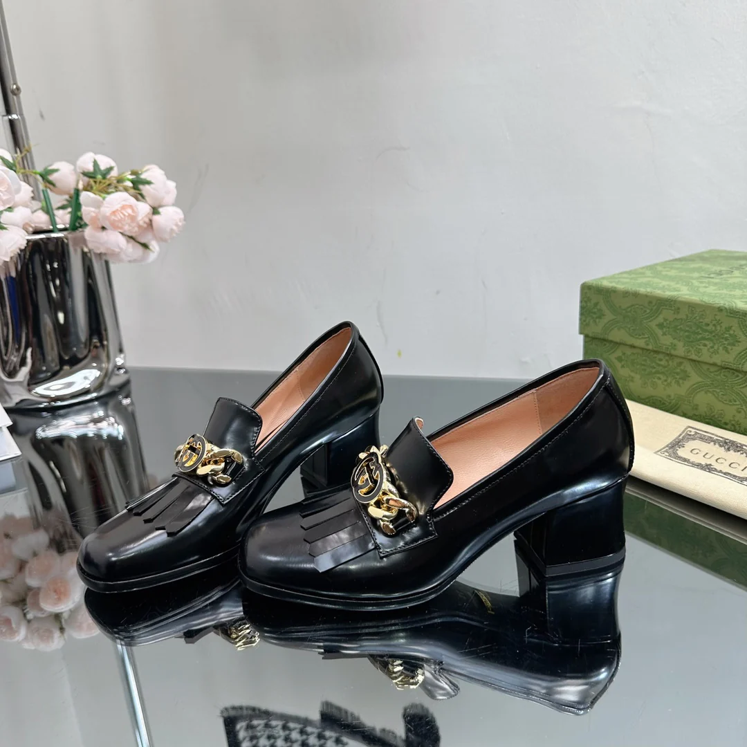 Новинка сезона осень/зима 2023 от Gucci - Лоферы на высоком каблуке - Лакированная кожа, черные