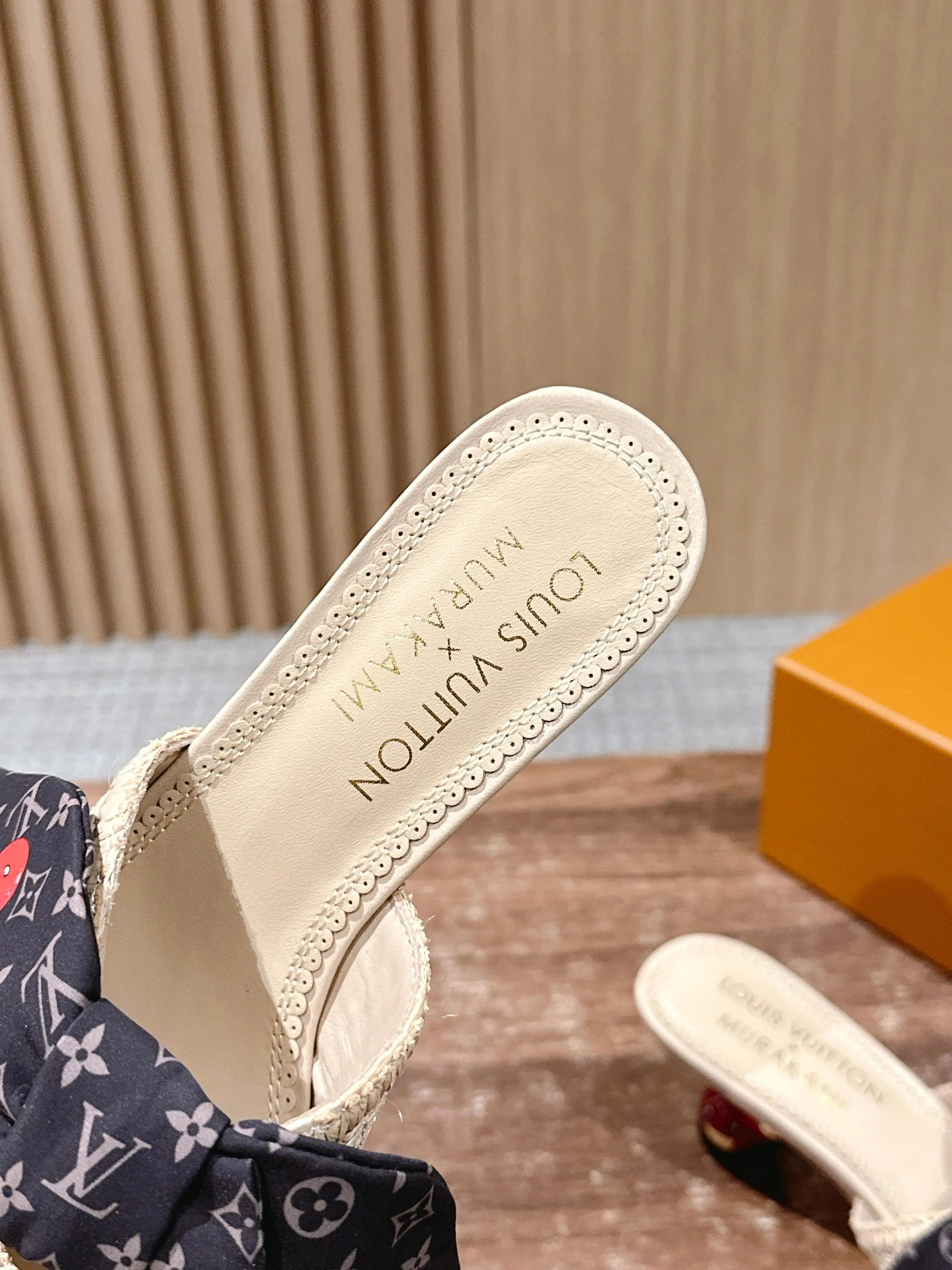 LV - Соломенные сандалии на низком каблуке с бантом - Бежевые