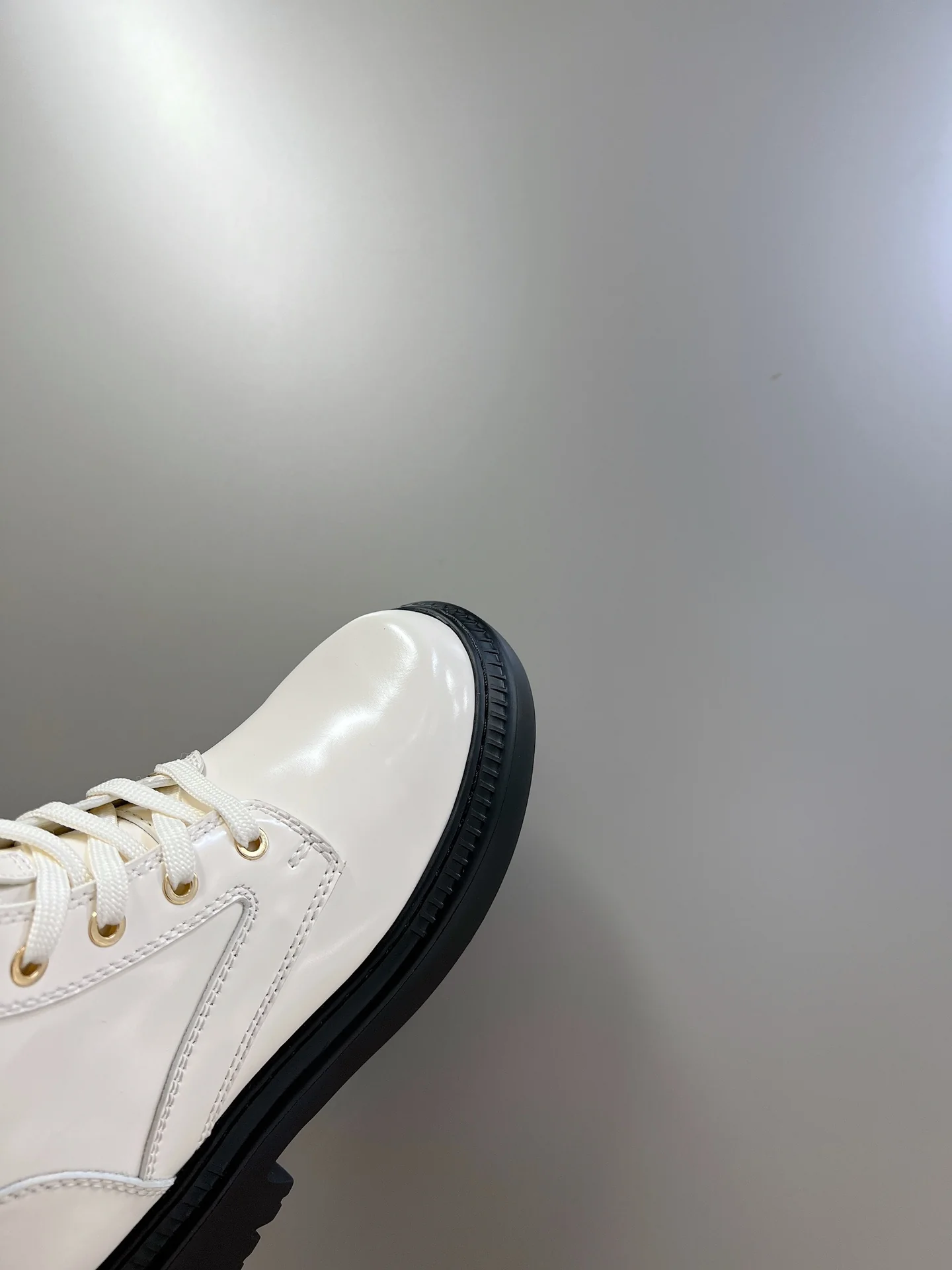 Новинка весны 2022 года от Fendi — Ботильоны Martin на шнуровке с пряжкой в ??виде буквы — Белые