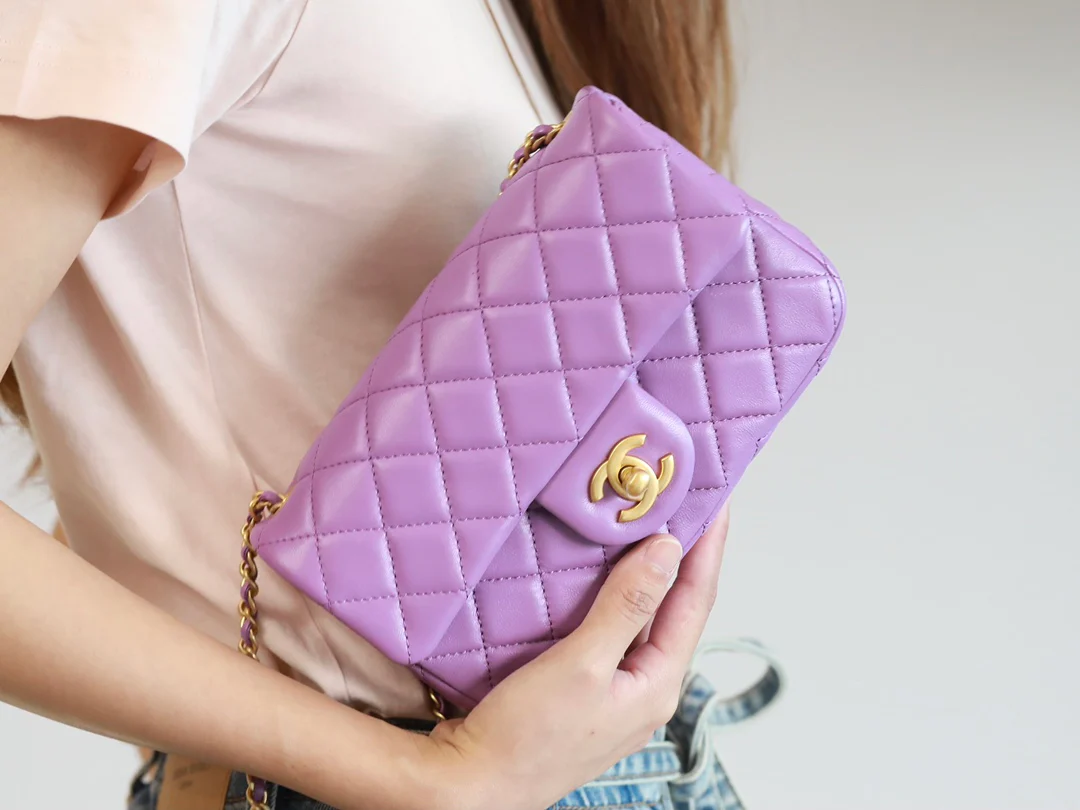 Chanel 2022, последняя модель сумки Golden Globe Square Fat Flap Bag.